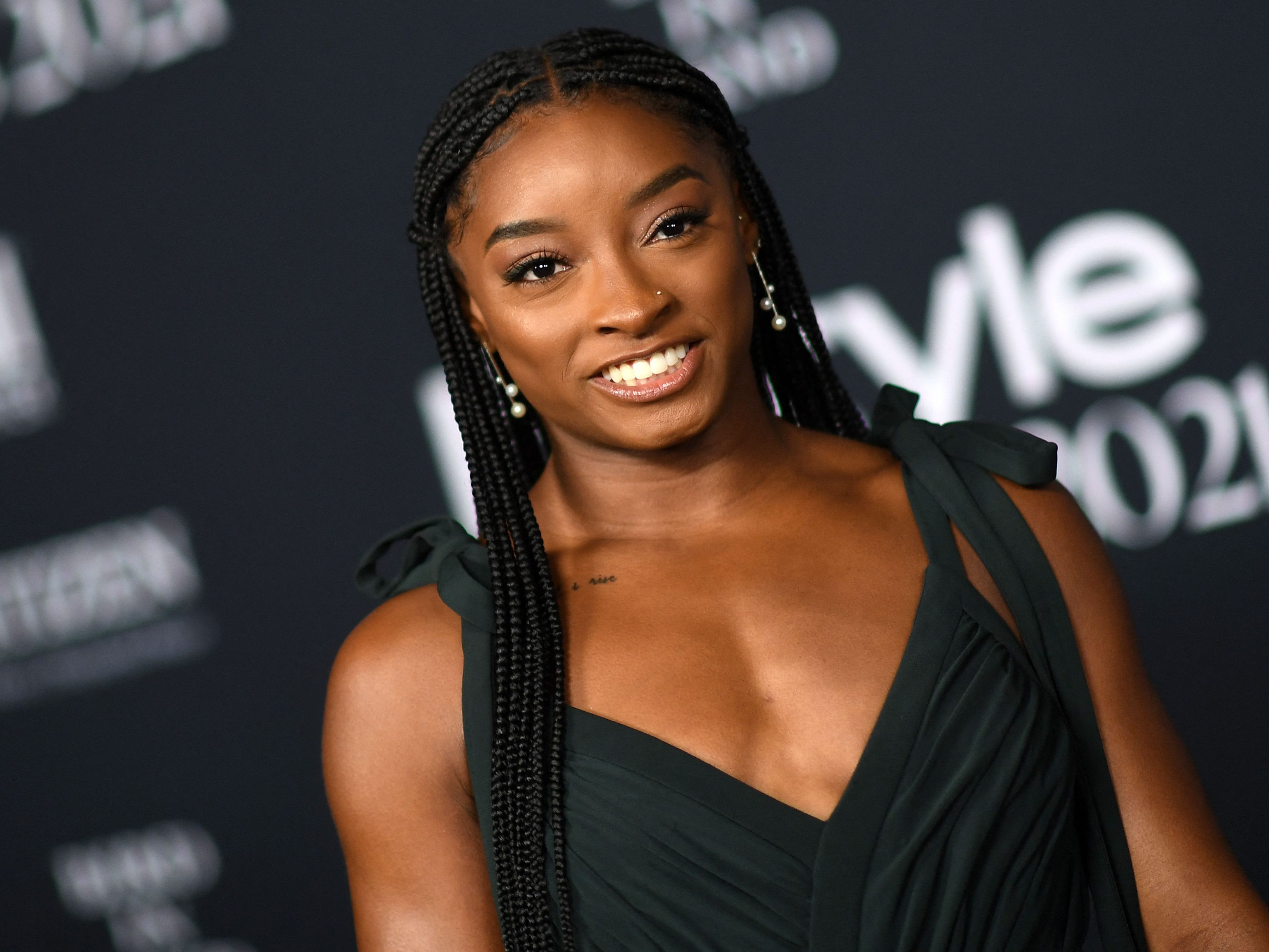 Malbuch statt Drink: Eine Flugbegleiterin hielt Simone Biles für ein Kind. Malbuch statt Drink: Eine Flugbegleiterin hielt Simone Biles für ein Kind.