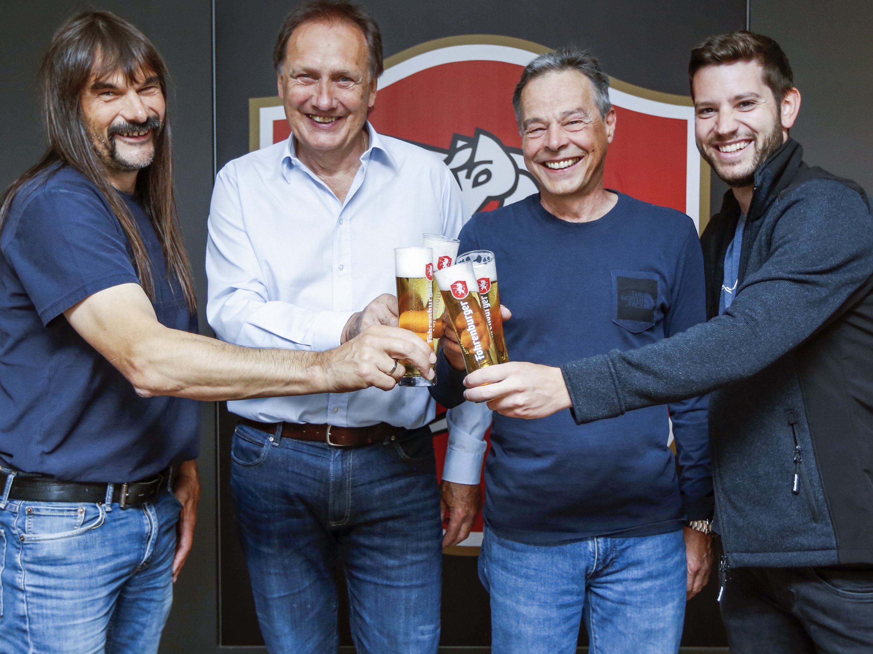 Alpenverein Vorarlberg und Brauerei Fohrenburg sind mehr als zufrieden mit der neuen Partnerschaft. Alpenverein Vorarlberg und Brauerei Fohrenburg sind mehr als zufrieden mit der neuen Partnerschaft.