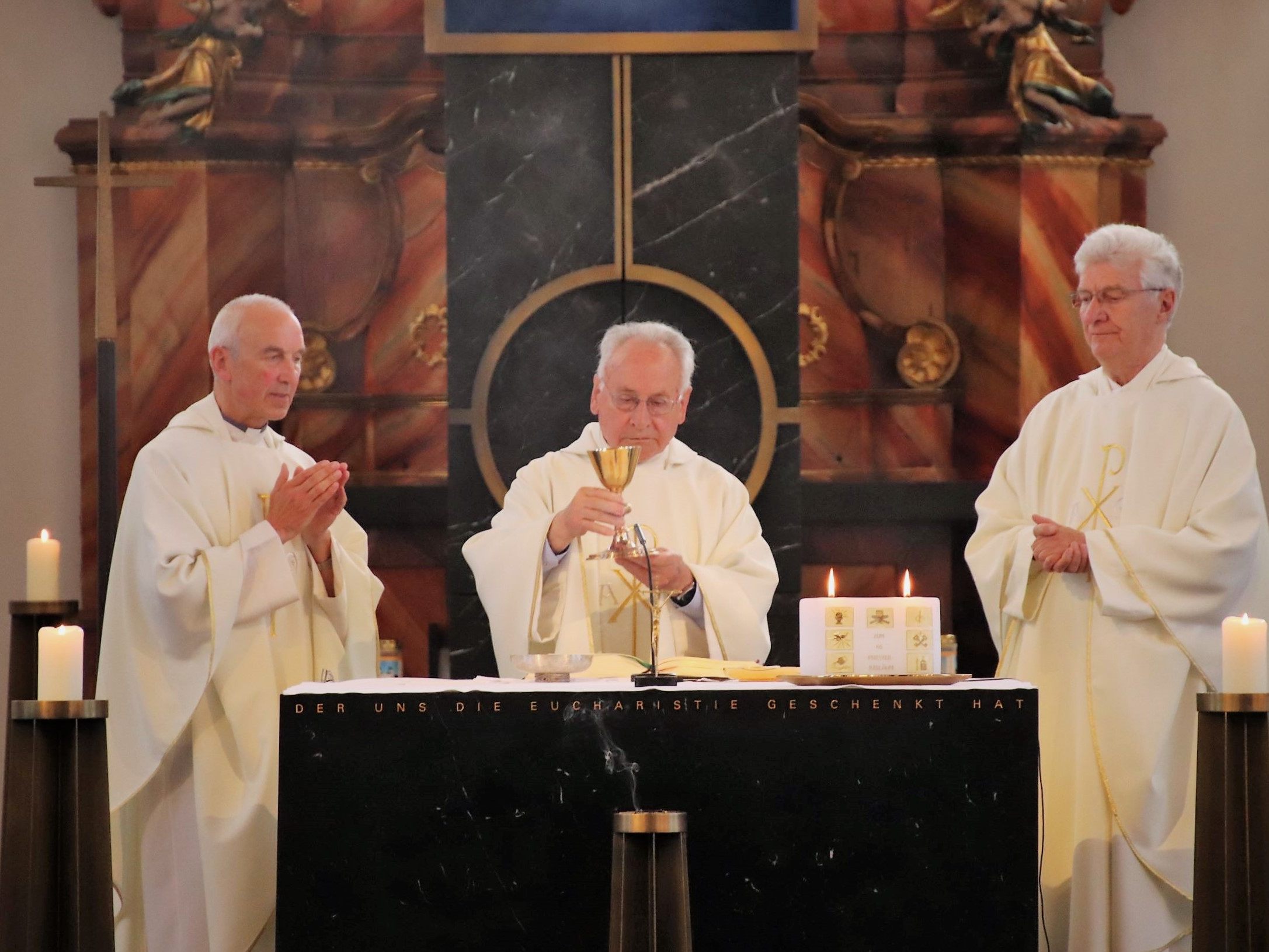 Ehrenreich Bereuter zelebrierte mit Paul Burtscher (li.) und Rudolf Bischof die Messe.