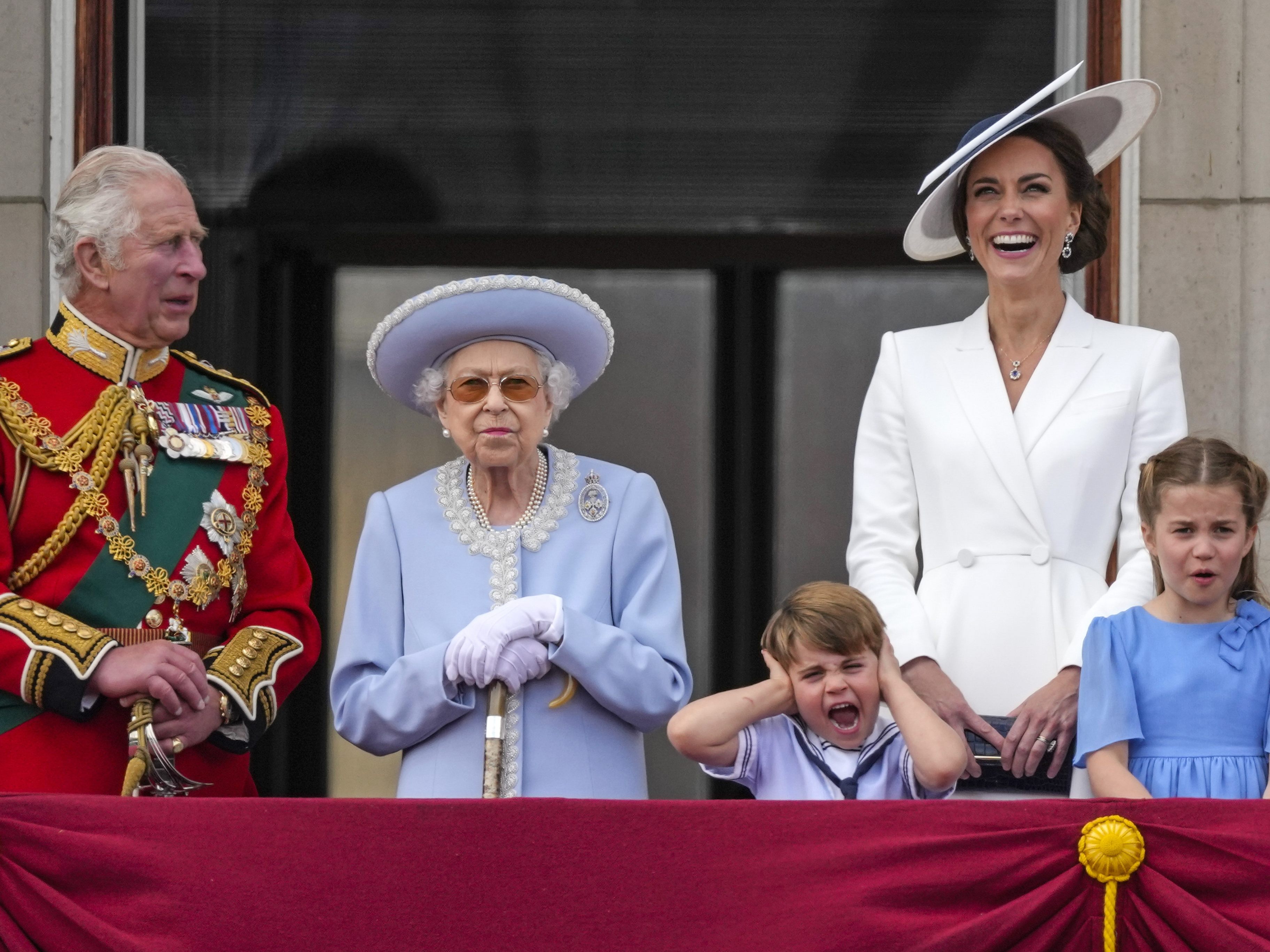 Prinz Charles, die Queen, Herzogin Katherine und ihre Kinder Louis und Charlotte. Prinz Charles, die Queen, Herzogin Katherine und ihre Kinder Louis und Charlotte.
