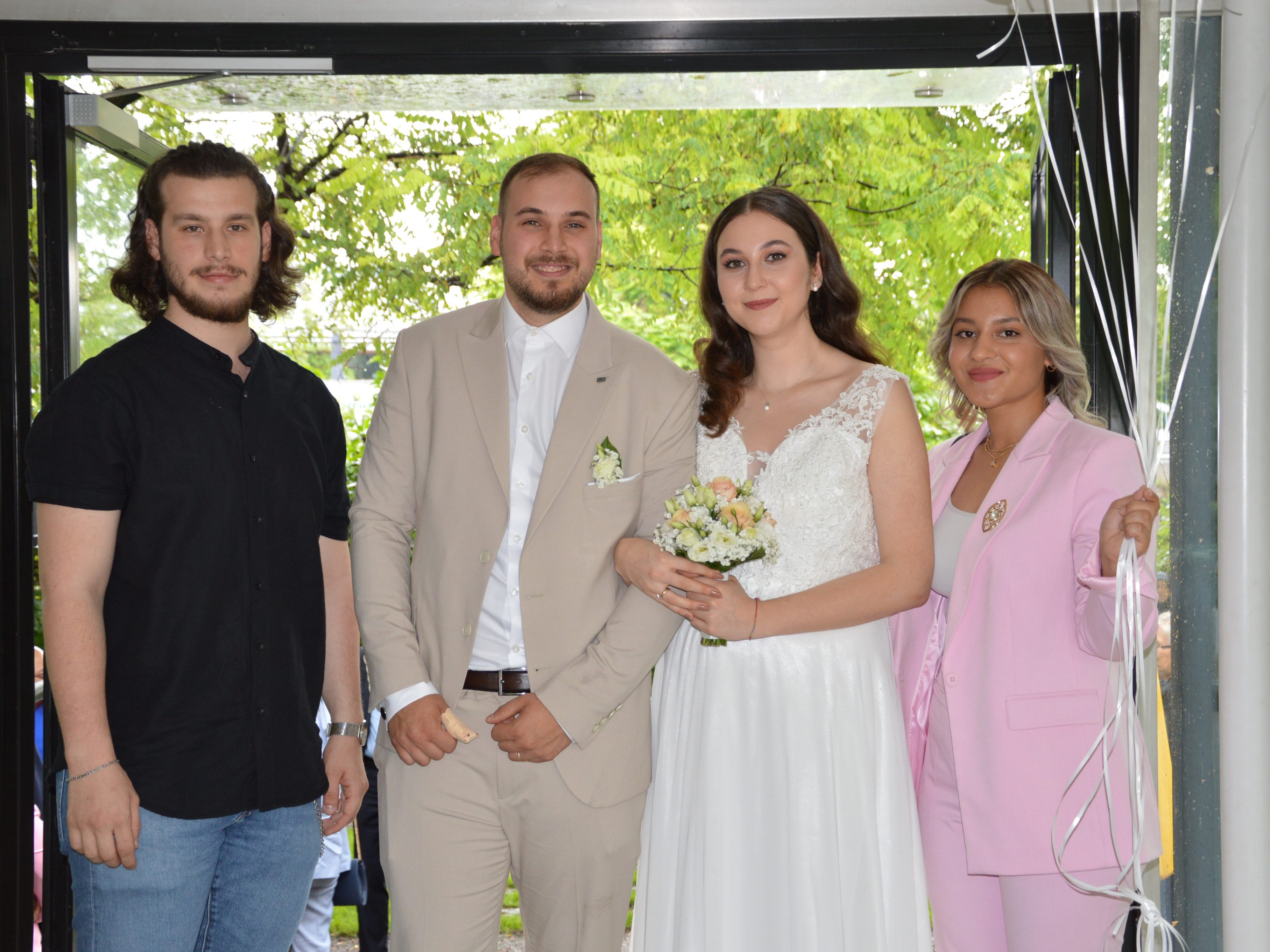 Sewal Yaldiz und Okan Haran haben geheiratet. Sewal Yaldiz und Okan Haran haben geheiratet.