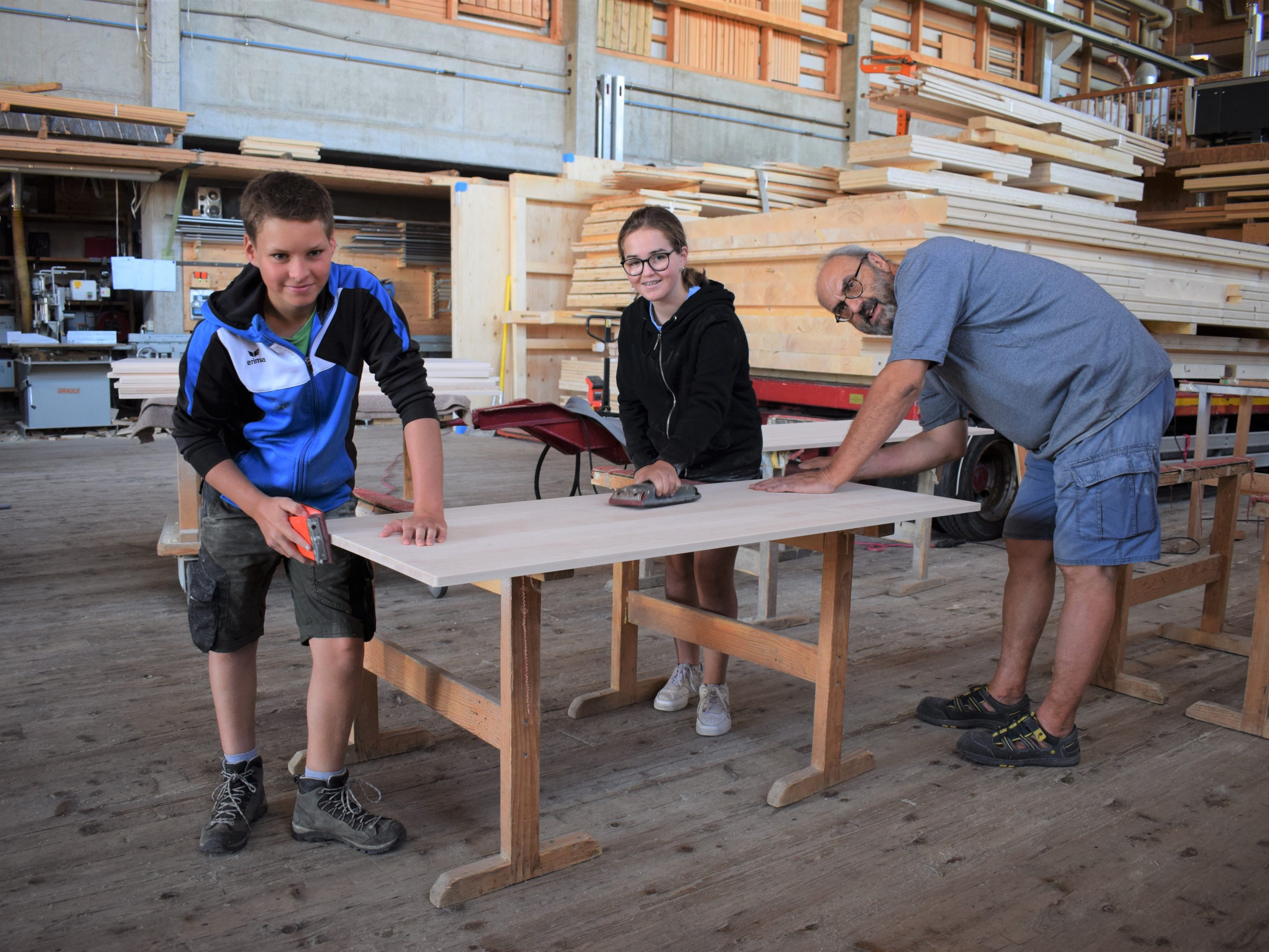 Die Schülertische werden im Teamwork hergestellt: David, Lisa und Hanno Metzler. Die Schülertische werden im Teamwork hergestellt: David, Lisa und Hanno Metzler.