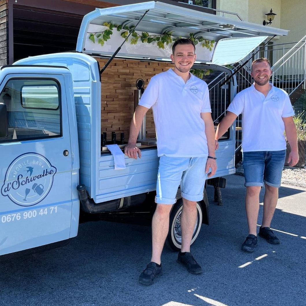 Michael und Elias vor ihrer "Schwalbe".