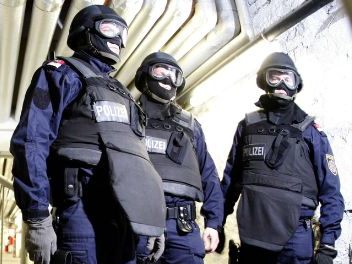 Ein 22-jähriger Wiener drohte mit einem Amoklauf. In seiner Wohnung fand die Wega mehrere Waffen.