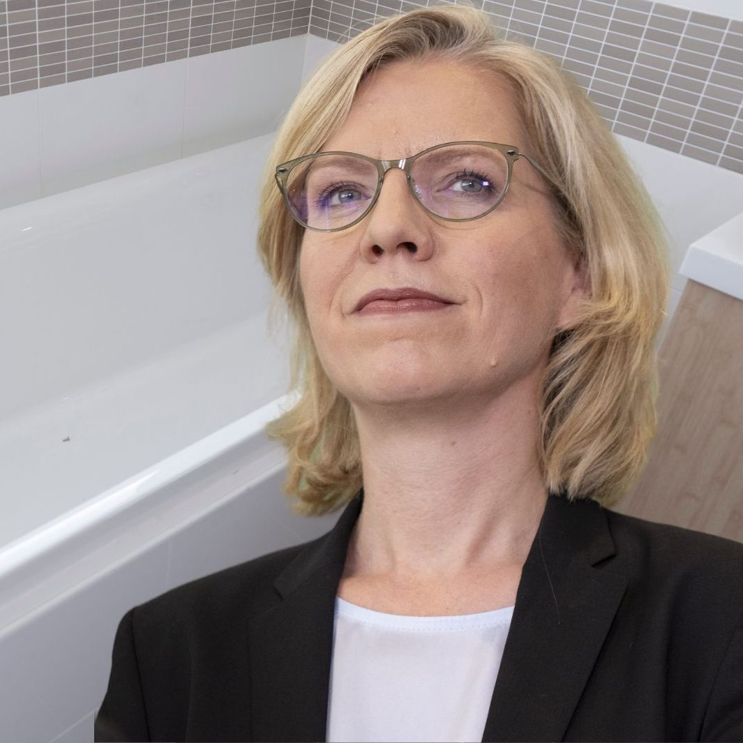 Ministerin Gewessler ruft die Bevölkerung auf, die Dusche der Badewanne vorzuziehen.
