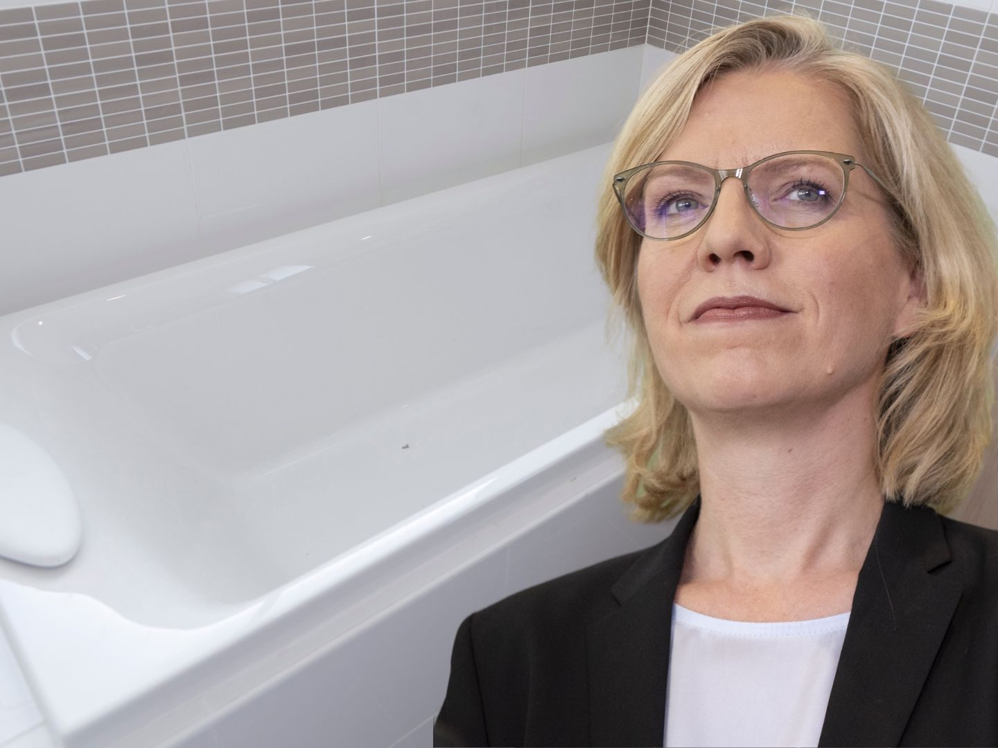 Ministerin Gewessler ruft die Bevölkerung auf, die Dusche der Badewanne vorzuziehen.