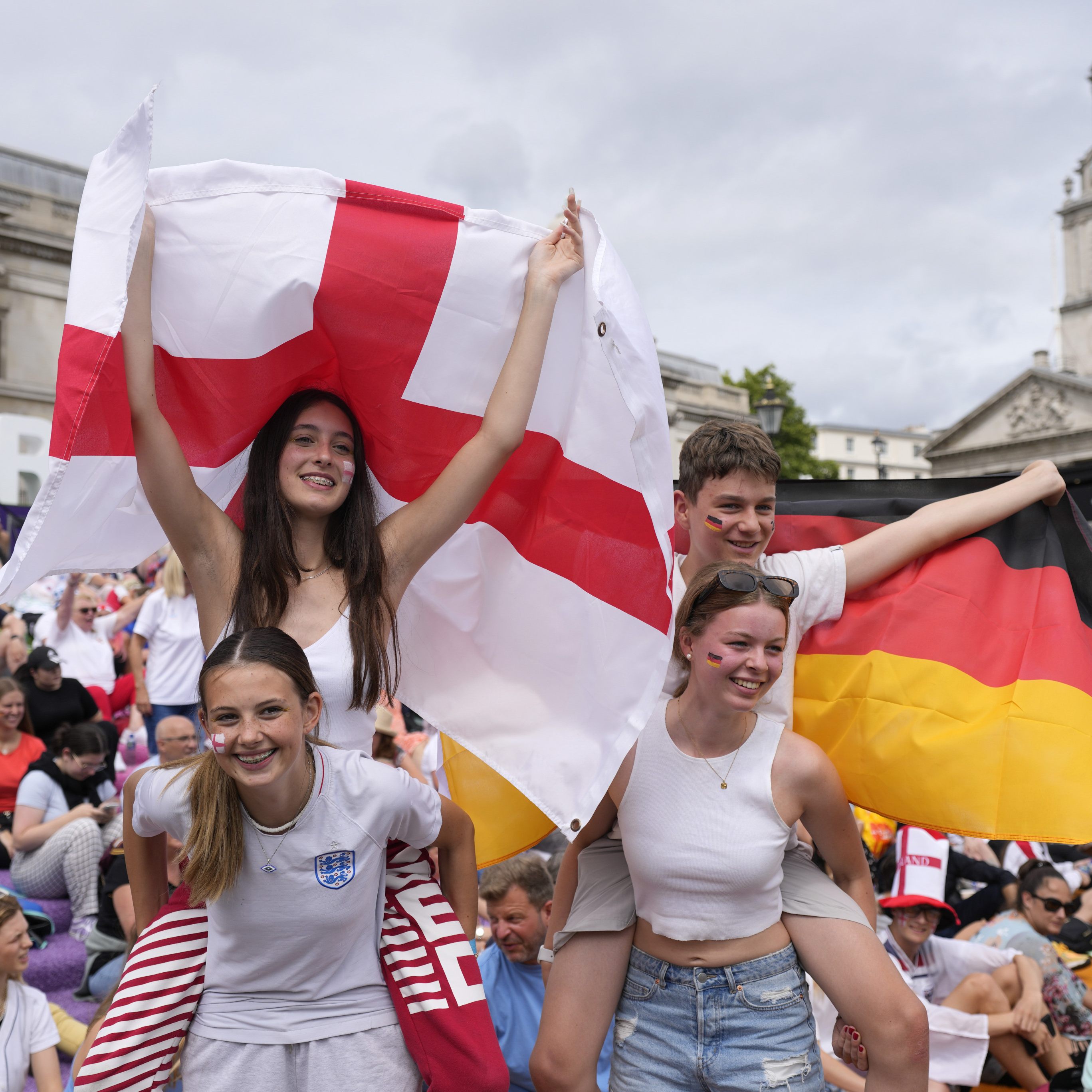 Deutsche und britische Fans feiern zusammen