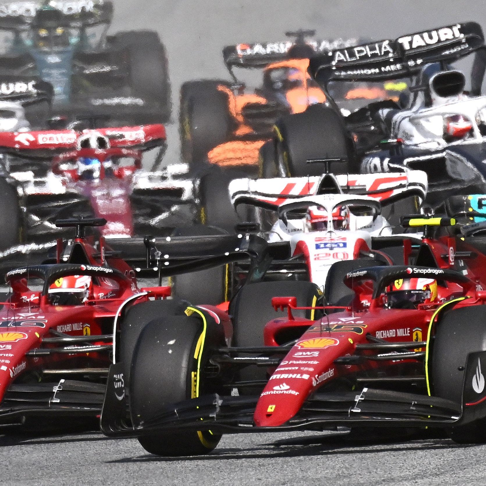 Ferrari stand sich in den letzten Rennen oft selbst im Weg anstatt Max Verstappen auf der Strecke zu jagen.