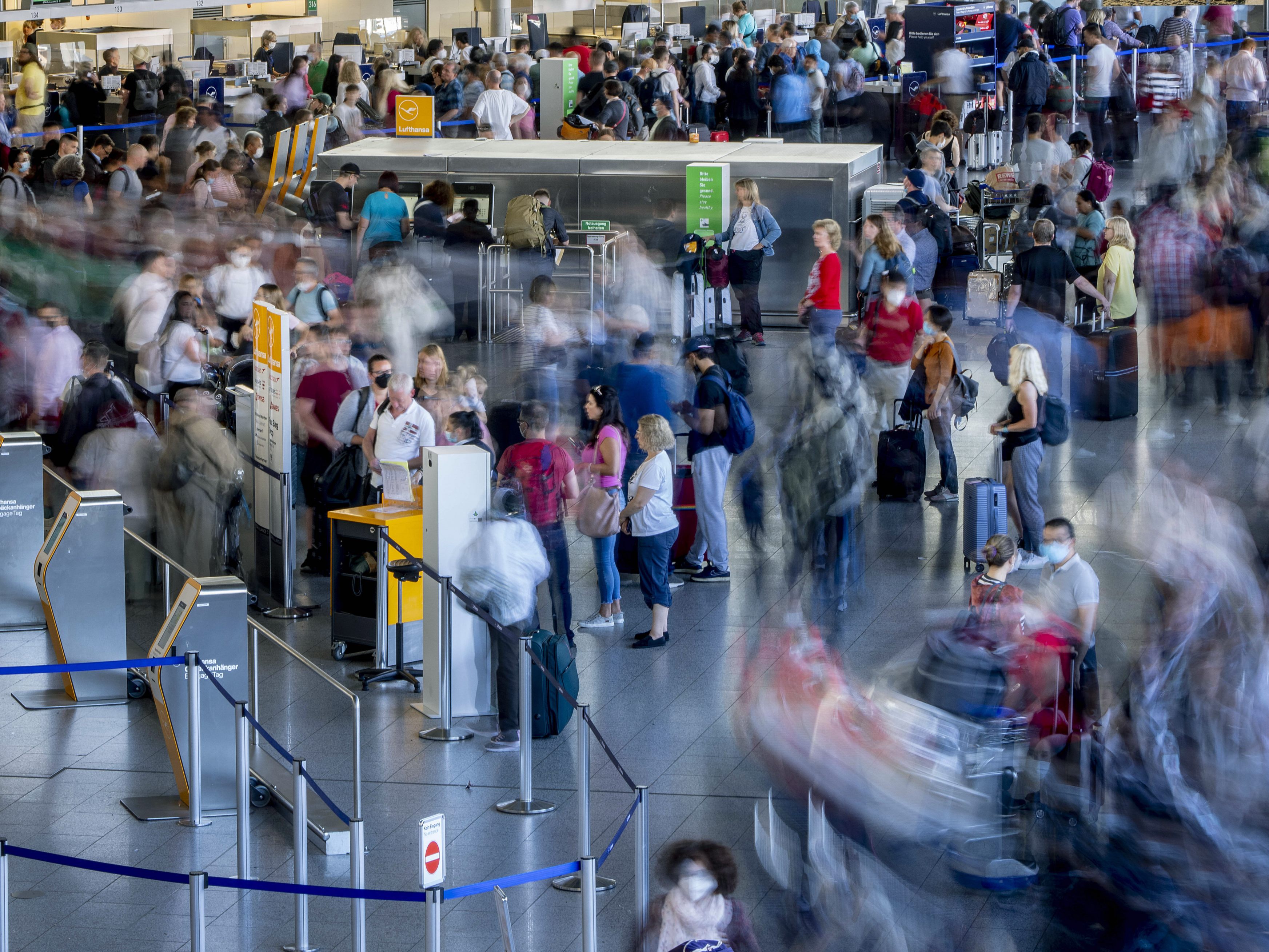 Personalnot am Frankfurter Flughafen wird noch monatelang anhalten. Personalnot am Frankfurter Flughafen wird noch monatelang anhalten.