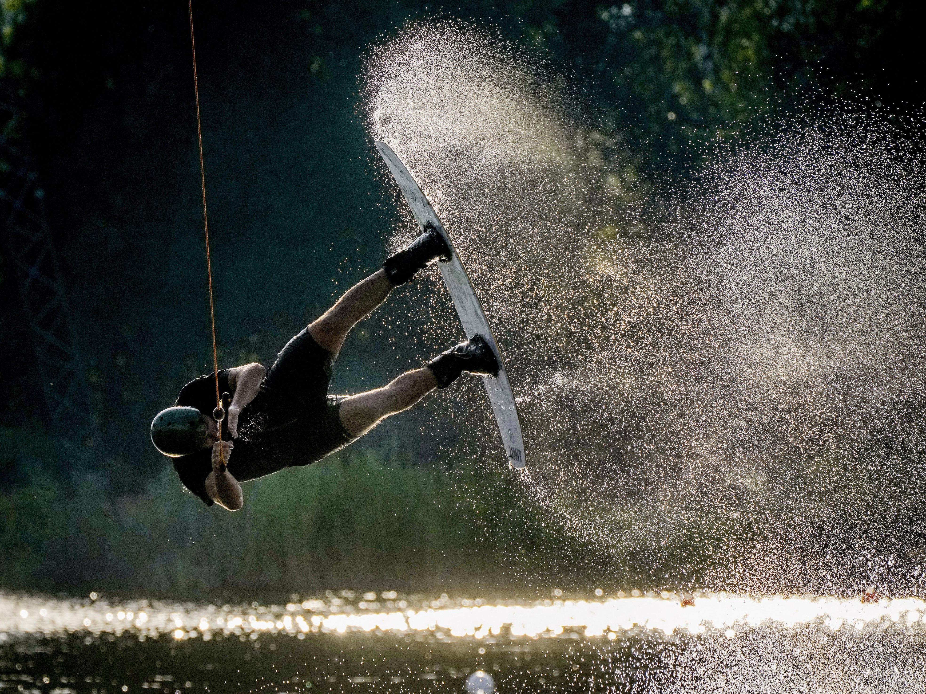 Wer im Sommer in Wien Abkühlung beim Sport sucht, kann es mit Wakeboarden probieren. Wer im Sommer in Wien Abkühlung beim Sport sucht, kann es mit Wakeboarden probieren.
