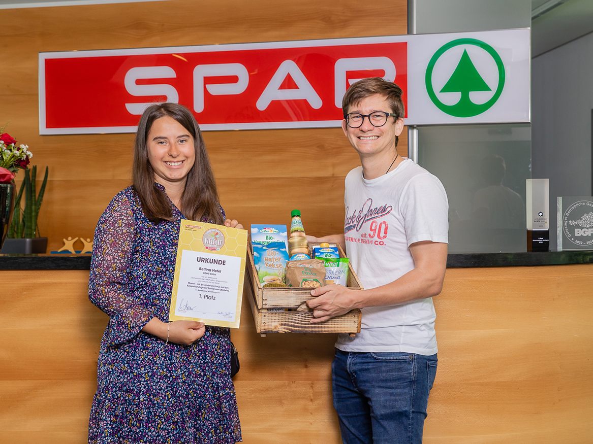 Die junge Forscherin, Bettina Hefel, freut sich über den ersten Platz in Vorarlberg beim SPAR-Vielfaltspreis. Die Urkunde sowie den Gutschein mit dem SPAR-Package überreichte ihr Philipp Frank, Werbeleiter der SPAR Vorarlberg. © Hirschbühl Fotografie