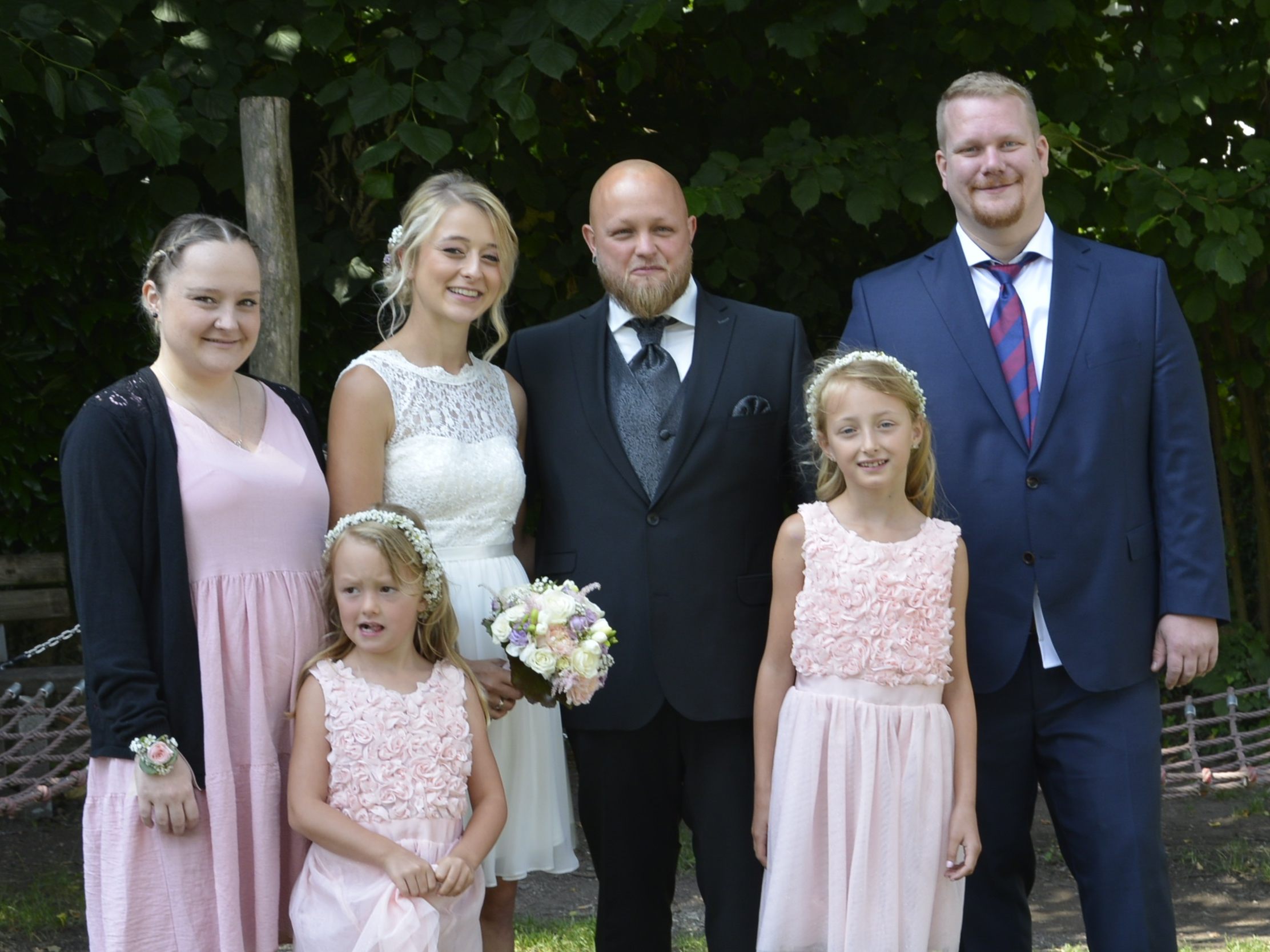 Das Brautpaar mit den Kindern Amelie und Emilia und den Trauzeugen. Das Brautpaar mit den Kindern Amelie und Emilia und den Trauzeugen.