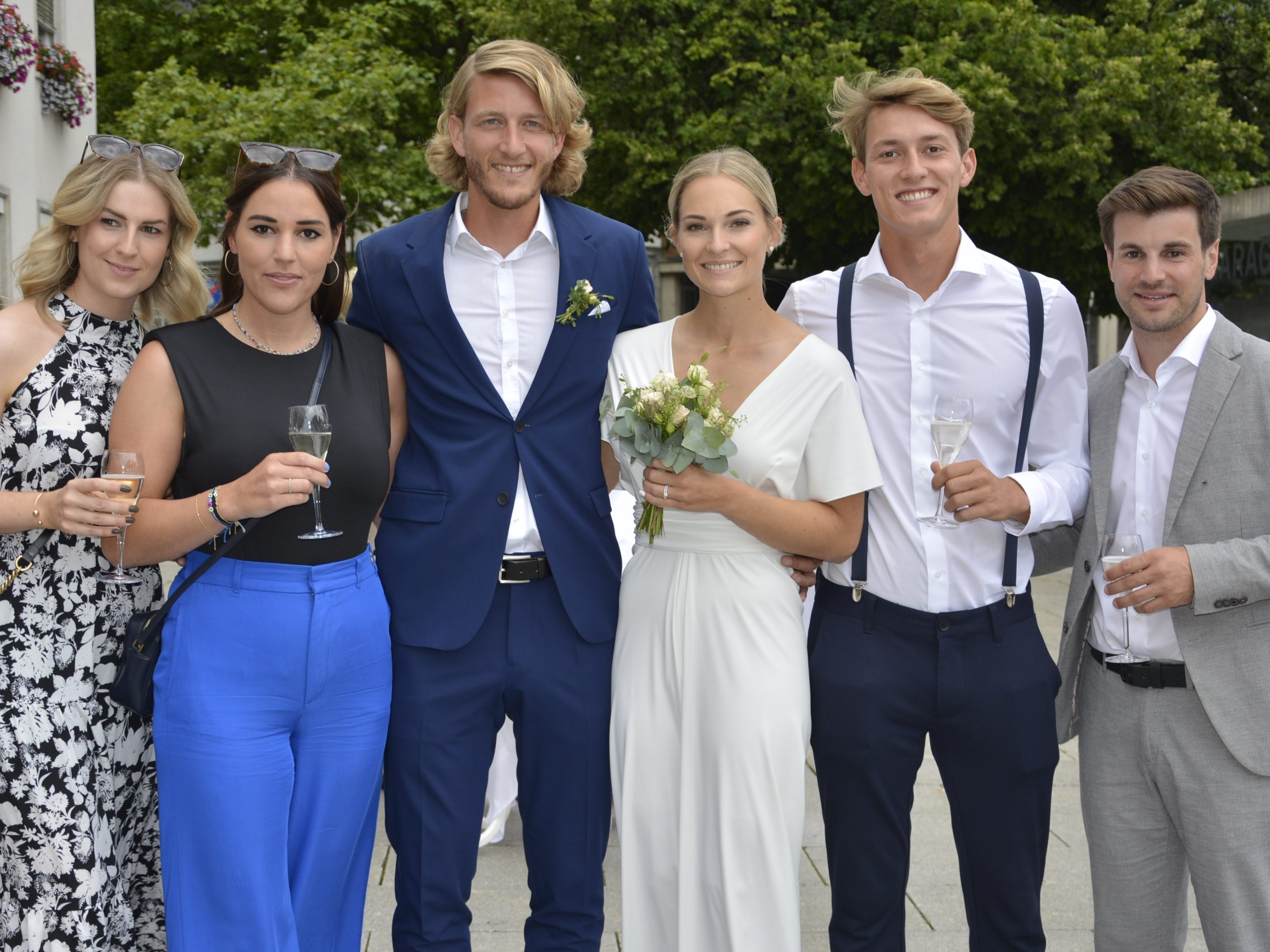 Das Brautpaar mit den Trauzeugen bei der standesamtlichen Hochzeit in Dornbirn. Das Brautpaar mit den Trauzeugen bei der standesamtlichen Hochzeit in Dornbirn.