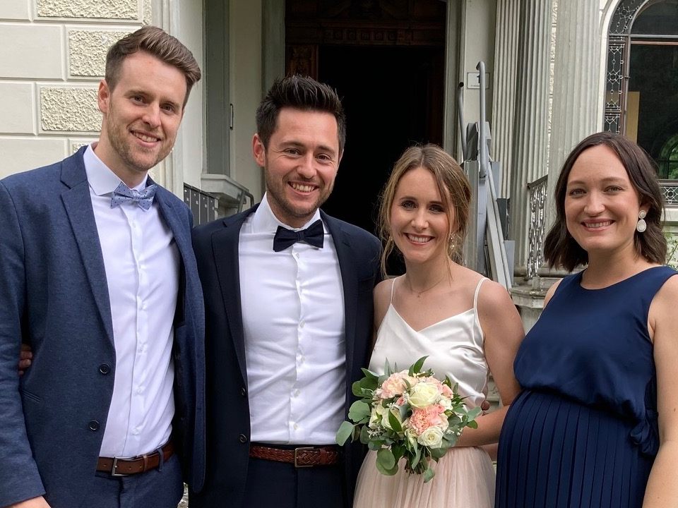 Das glückliche Paar mit den Trauzeugen. Das glückliche Paar mit den Trauzeugen.