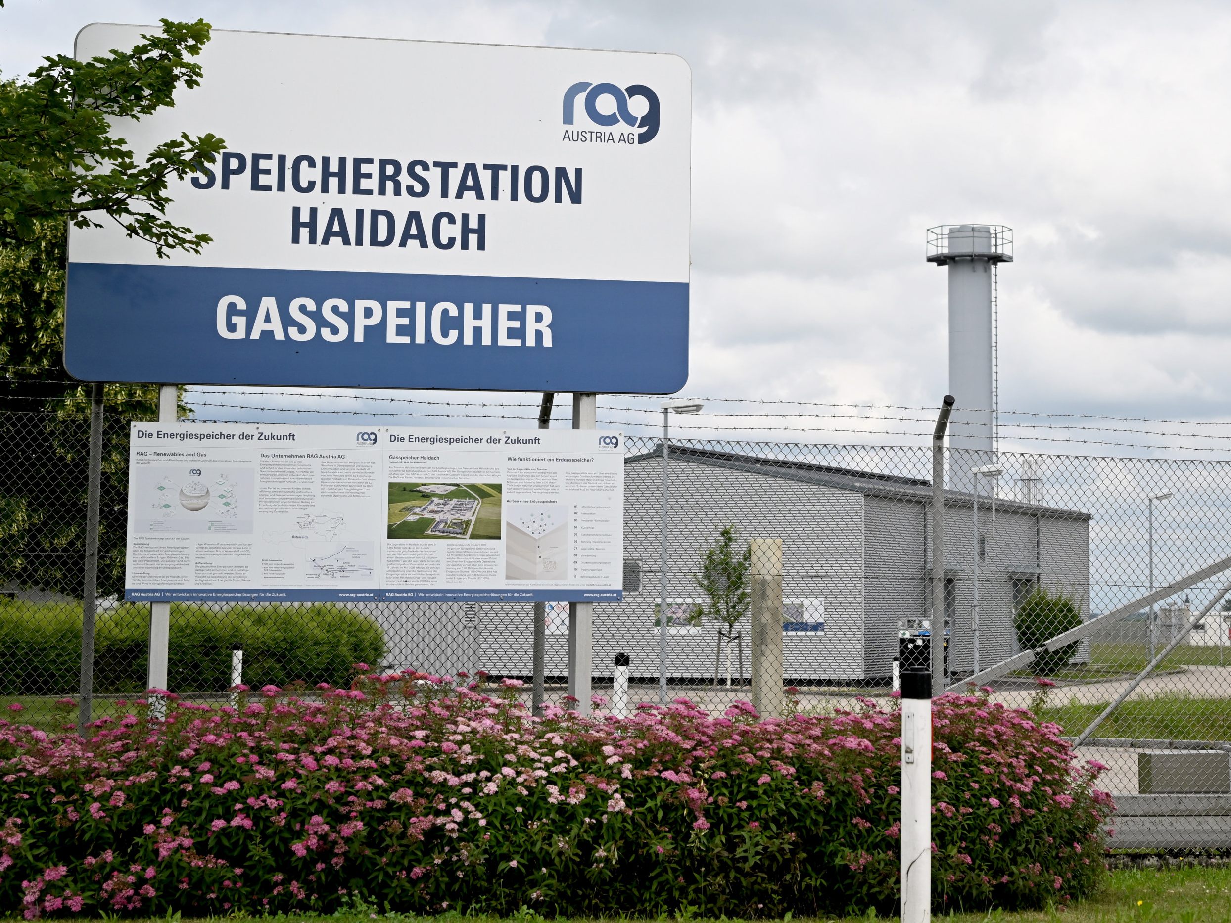 Österreich hat Gazprom die Nutzungsrechte am Speicher Haidach entzogen und will nun selbst befüllen. Österreich hat Gazprom die Nutzungsrechte am Speicher Haidach entzogen und will nun selbst befüllen.