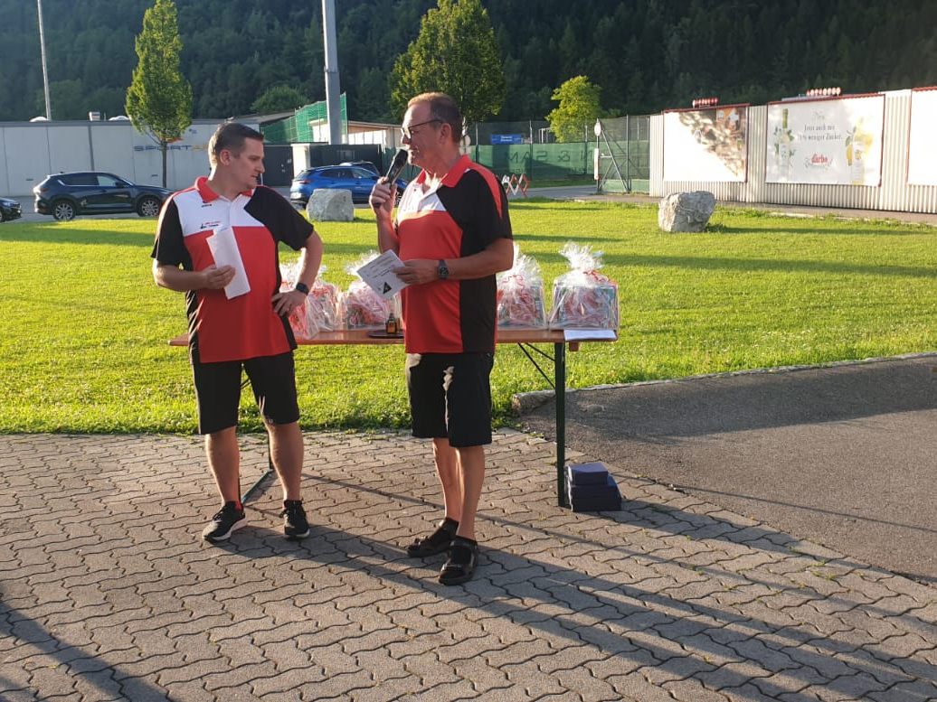 (Sportwart und Schiedsrichter Vinzenz Zech und ESC Vereinsobmann Josef Gruber)