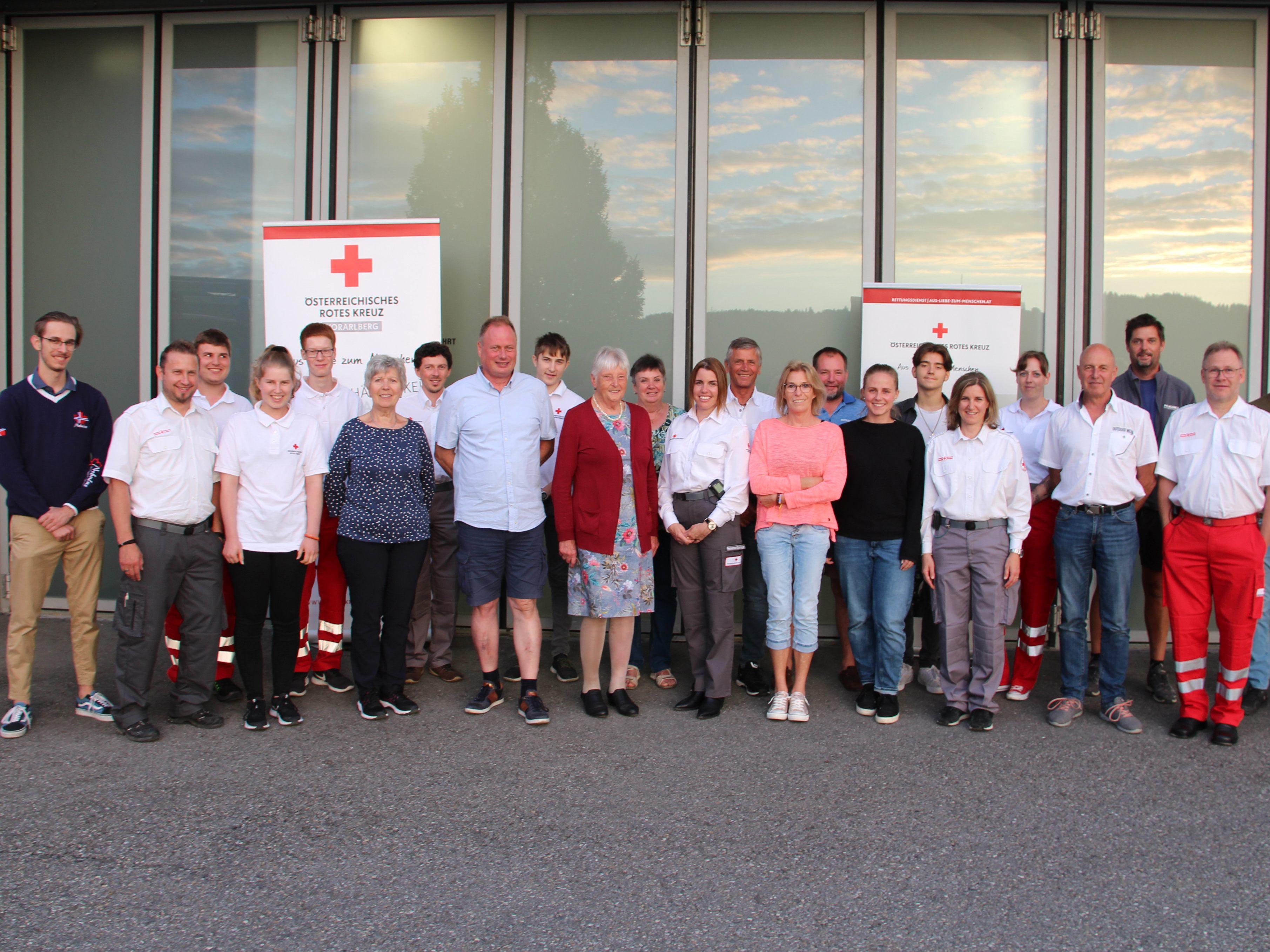 Seltenes Treffen im Rahmen des Dankefestes der aktiven und passen Mitglieder samt Nachwuchs bei der Rot Kreuz-Ortsstelle in Buch. Seltenes Treffen im Rahmen des Dankefestes der aktiven und passen Mitglieder samt Nachwuchs bei der Rot Kreuz-Ortsstelle in Buch.