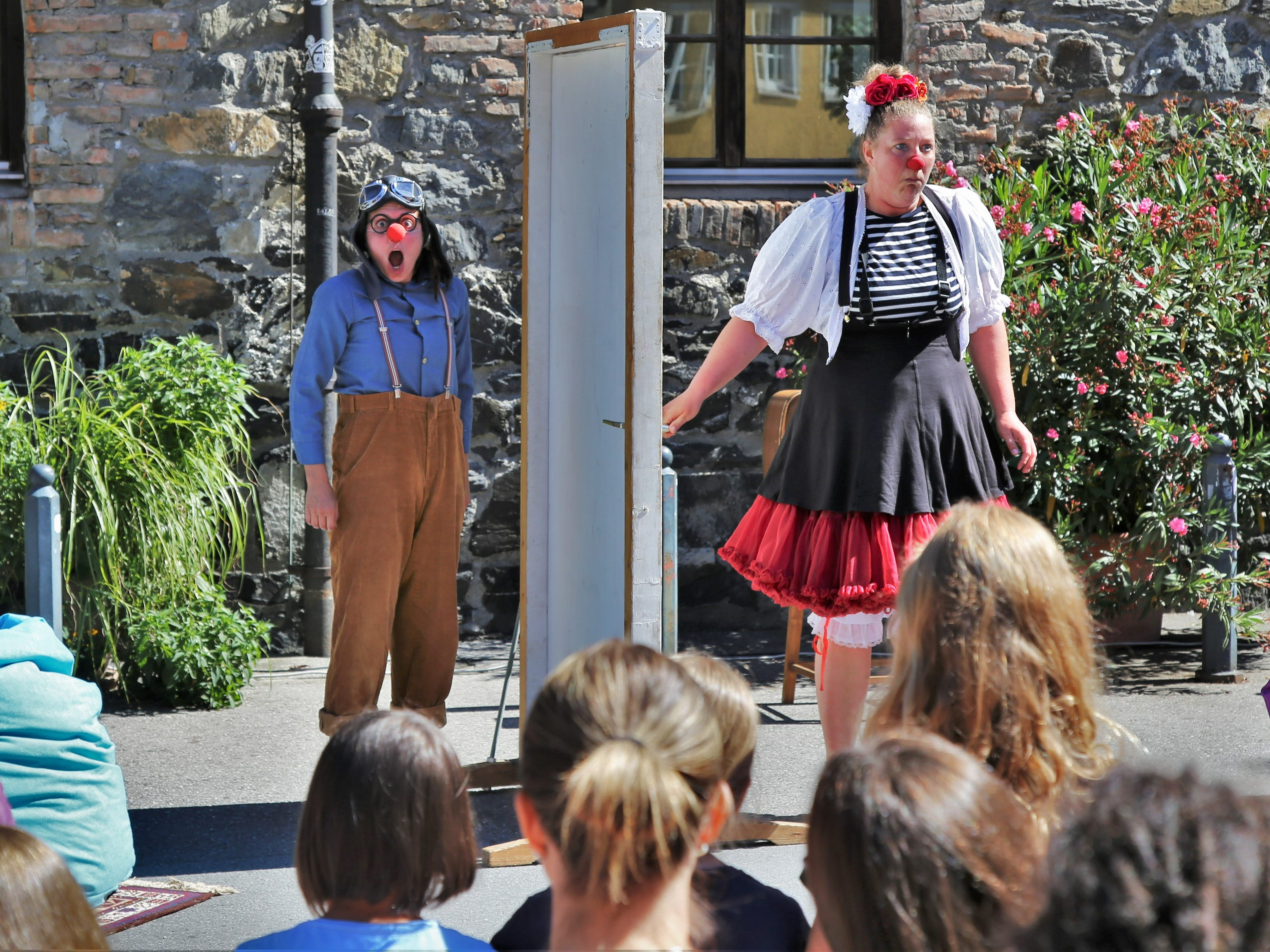 Lillilu (Lisa Suitner) und Allaschka (Alla Abramova) verzauberten am Mühletorplatz.