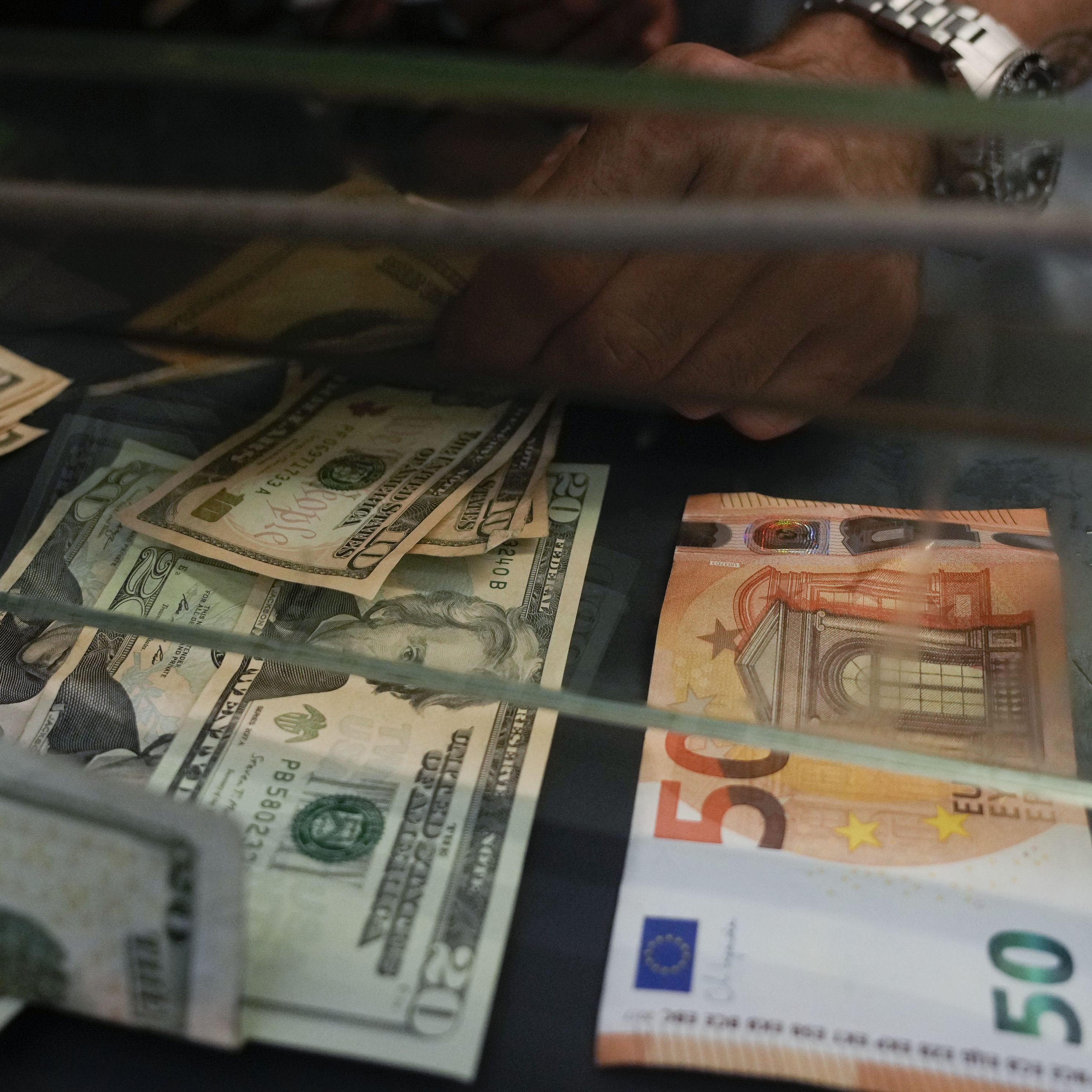 Der Euro-Kurs ist erstmals seit 2002 auf unter 1,0 Dollar gefallen