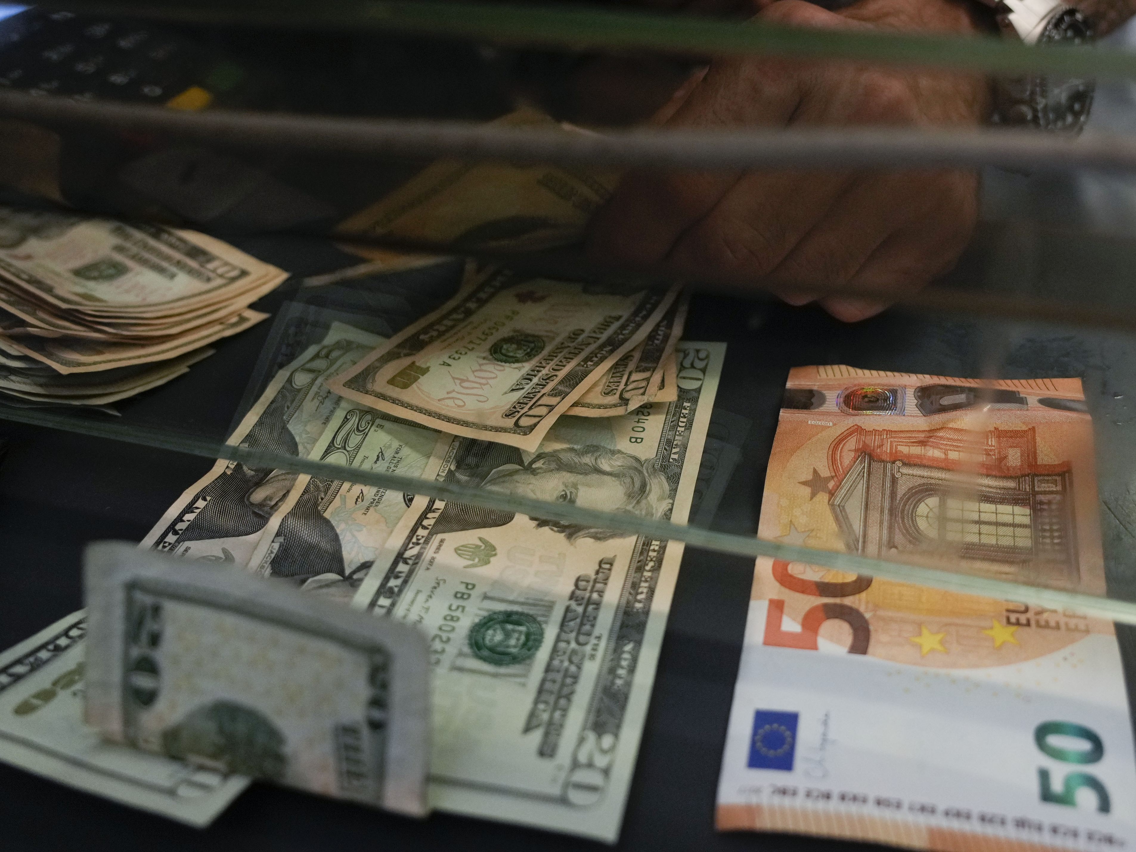 Der Euro-Kurs ist erstmals seit 2002 auf unter 1,0 Dollar gefallen Der Euro-Kurs ist erstmals seit 2002 auf unter 1,0 Dollar gefallen