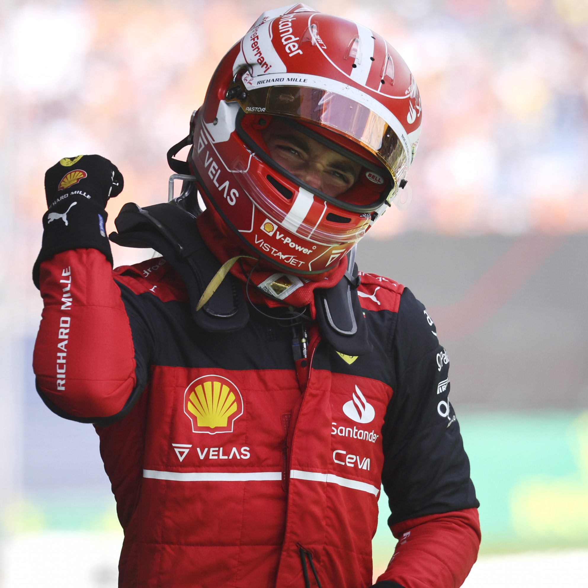 Ende wurde es für Charles Leclerc in einem angeschlagenen Ferrari noch knapp gegen Max Verstappen.