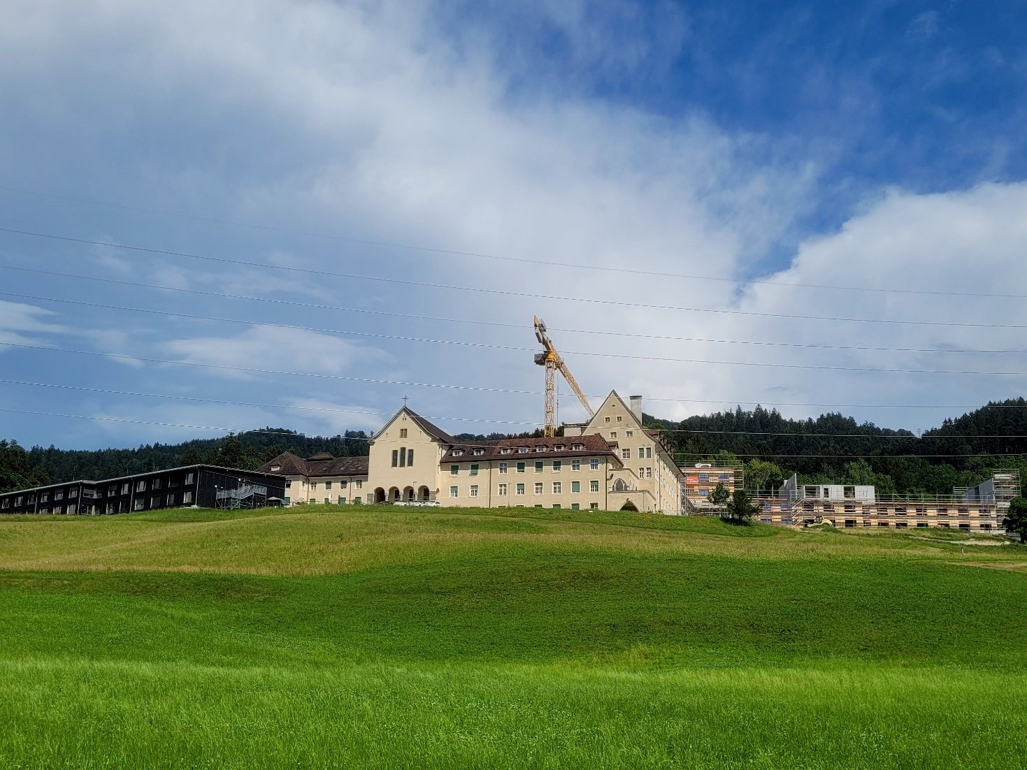 Das Neubauprojekt „Haus Pfänder“ im Ensemble des Pflegeheimes Jesuheim in Oberlochau nimmt Gestalt an. Der Rohbau steht. Links der neue Verwaltungstrakt, rechts der „Turm“ mit den Aussichtsterrassen, dazwischen die Zimmer und Stationsräumlichkeiten. Das Neubauprojekt „Haus Pfänder“ im Ensemble des Pflegeheimes Jesuheim in Oberlochau nimmt Gestalt an. Der Rohbau steht. Links der neue Verwaltungstrakt, rechts der „Turm“ mit den Aussichtsterrassen, dazwischen die Zimmer und Stationsräumlichkeiten.