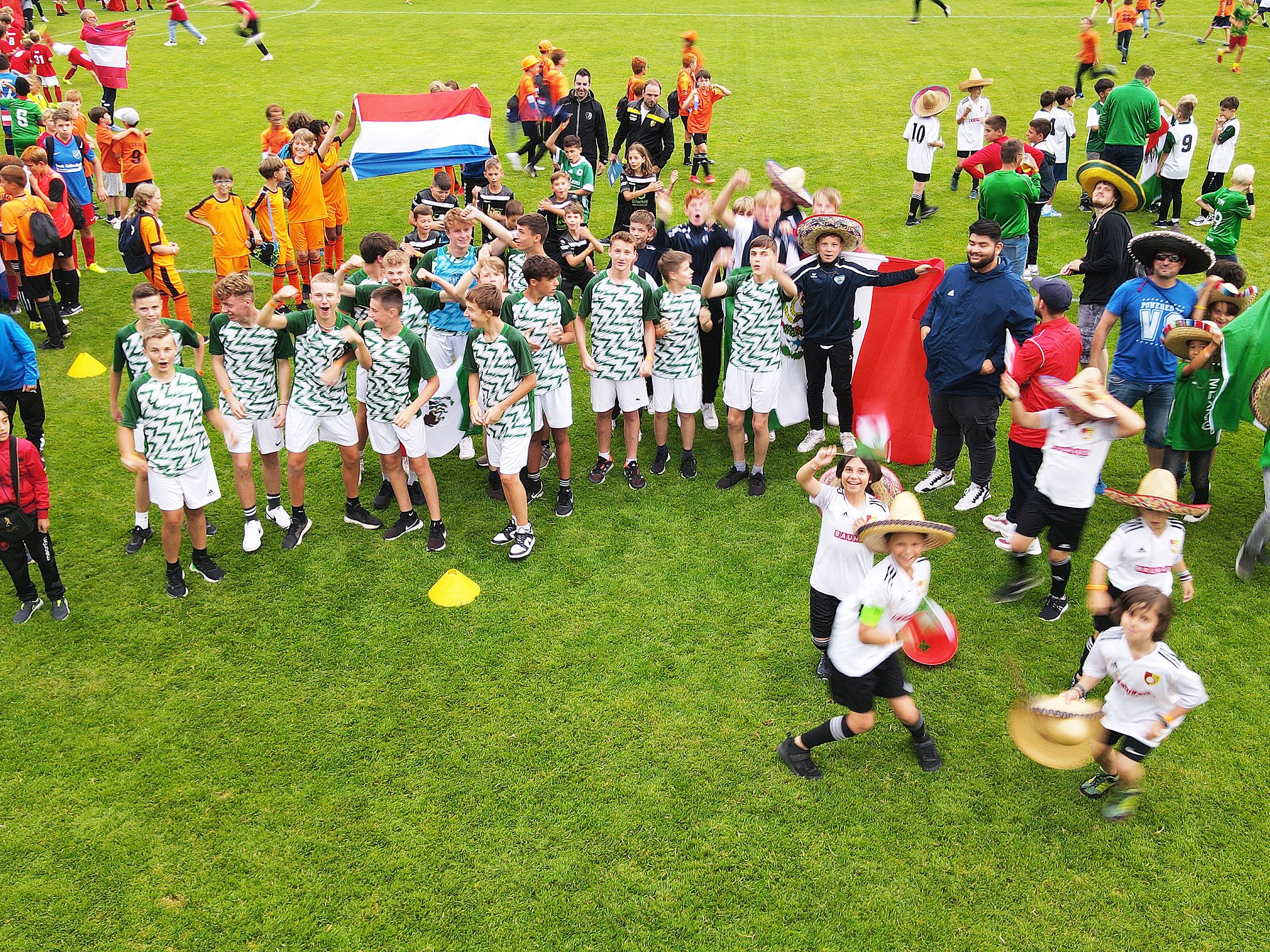 Bunter Auftajkt zur Mini-WM. 120 Teams spielen in Hard begeistert Fußball