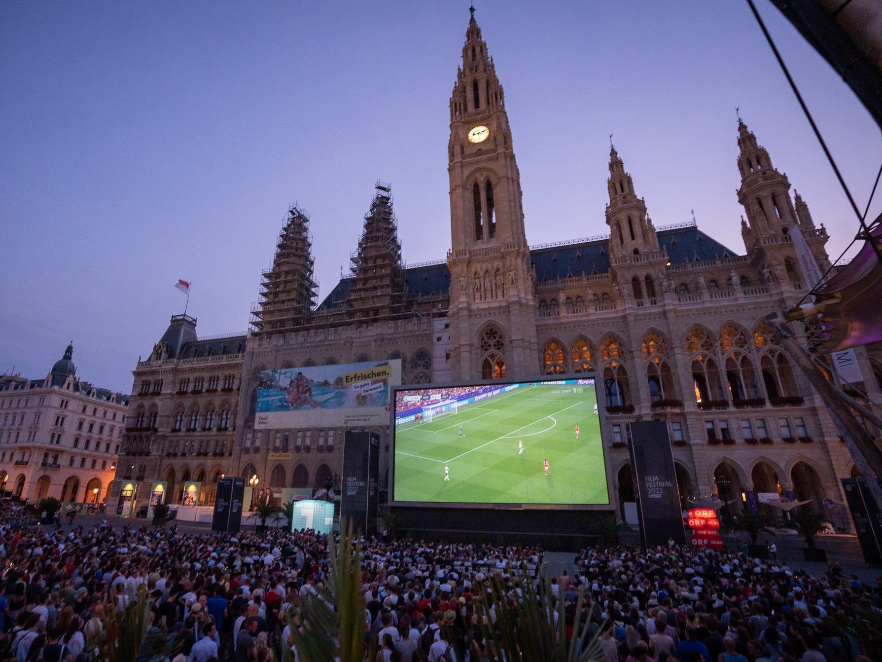 9.500 Besucher sahen sich das EM-Viertelfinale der österreichischen Frauen-Nationalmannschaft gegen Deutschland beim Public Viewing am Wiener Rathausplatz an. 9.500 Besucher sahen sich das EM-Viertelfinale der österreichischen Frauen-Nationalmannschaft gegen Deutschland beim Public Viewing am Wiener Rathausplatz an.