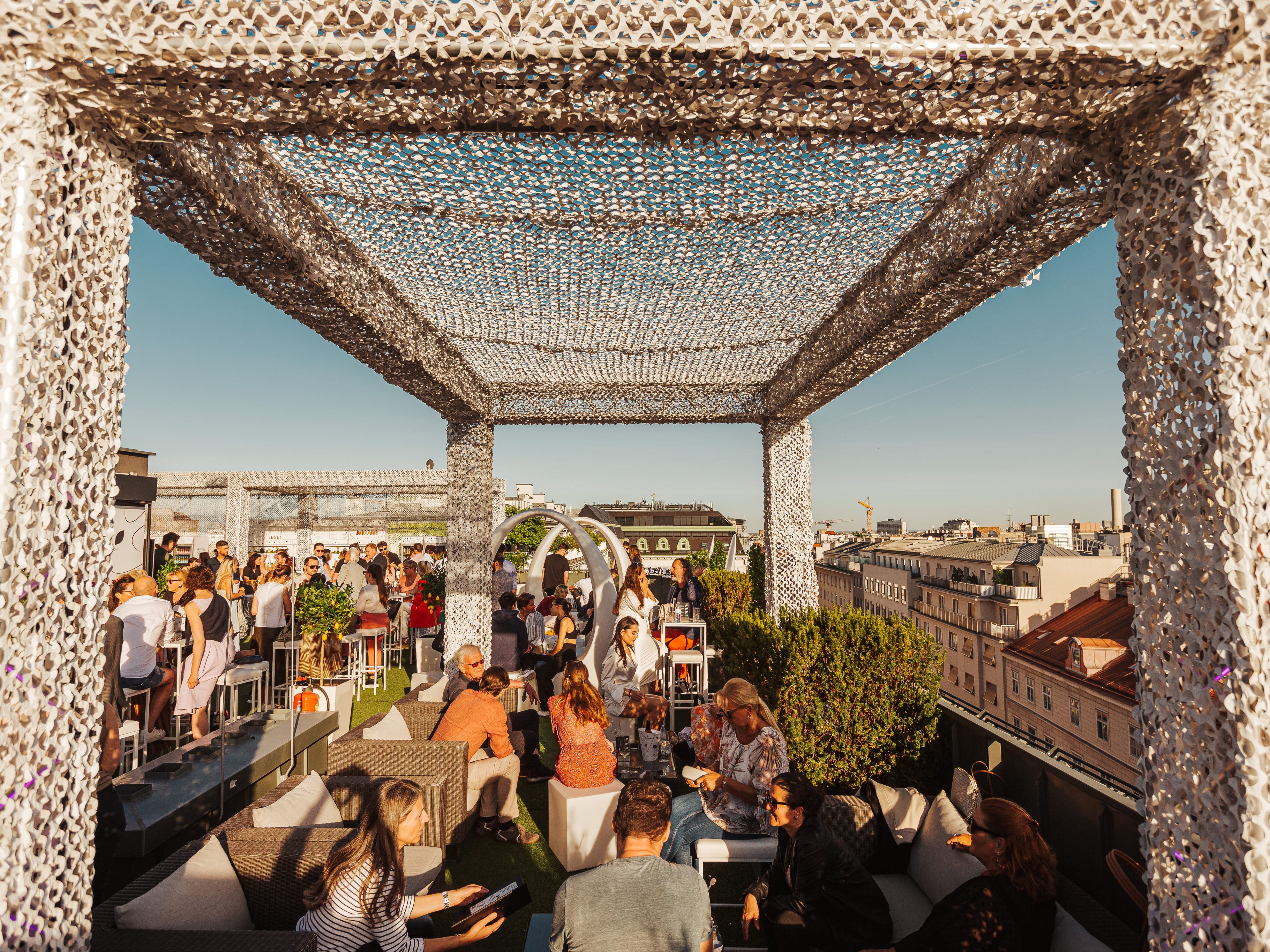 Die Bar "Organics Sky Garden" ist unter Falstaff-Lesern die beliebteste Rooftop-Location in Wien. Die Bar "Organics Sky Garden" ist unter Falstaff-Lesern die beliebteste Rooftop-Location in Wien.