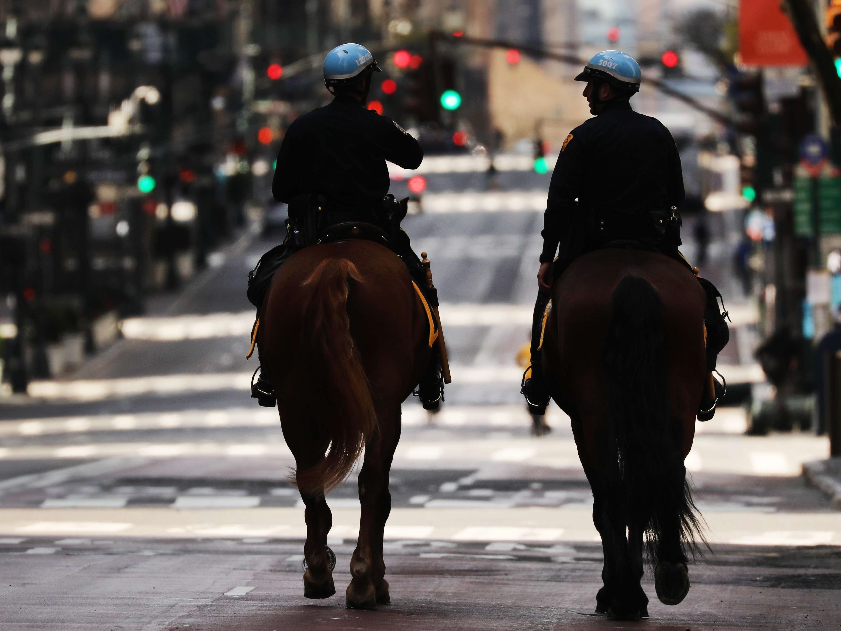 Schneller als ein berittener Polizist dürften die wenigsten Flüchtenden sein. Schneller als ein berittener Polizist dürften die wenigsten Flüchtenden sein.