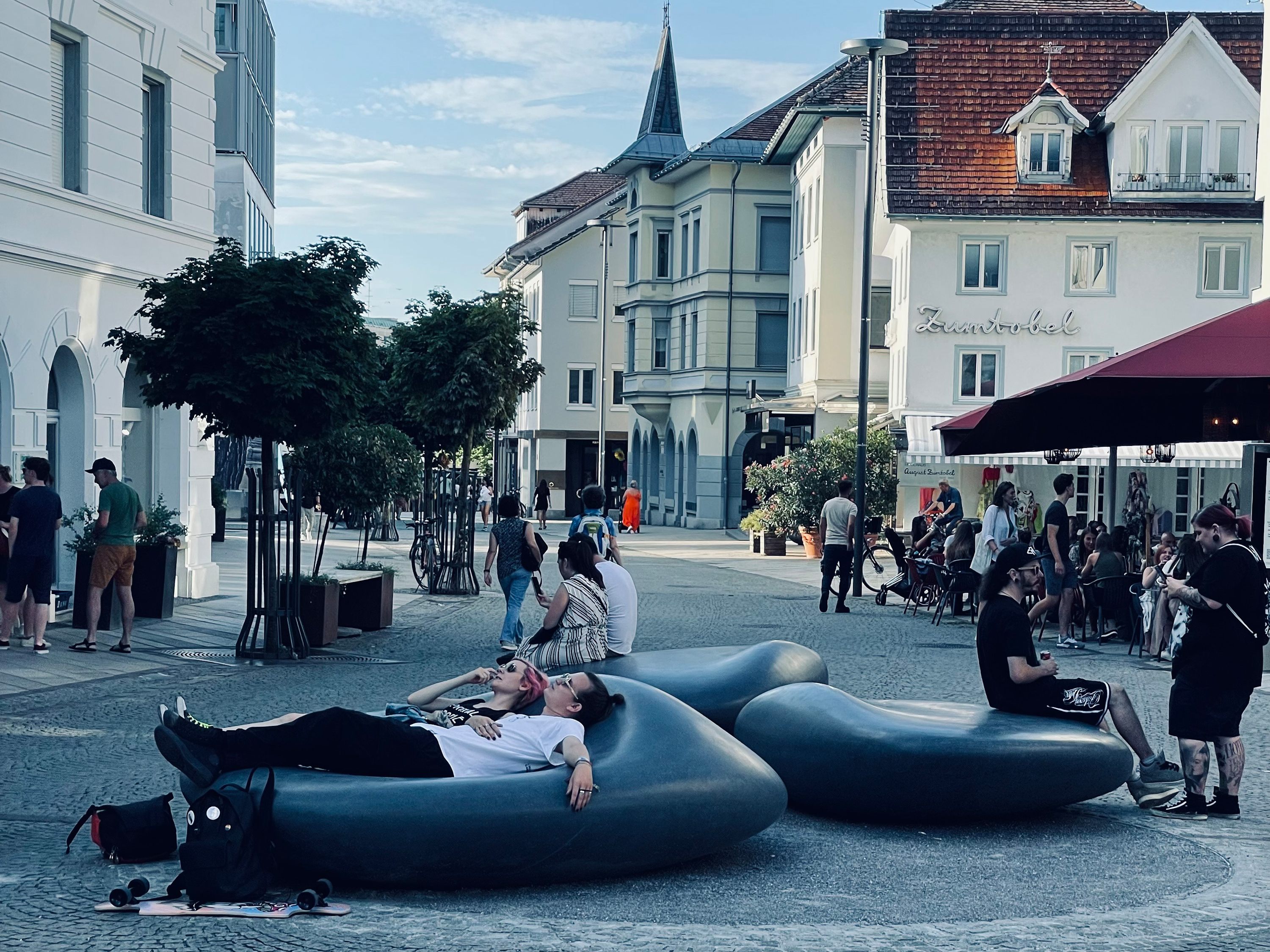 Die neuen Sitzsteine laden zum Verweilen ein. Die neuen Sitzsteine laden zum Verweilen ein.