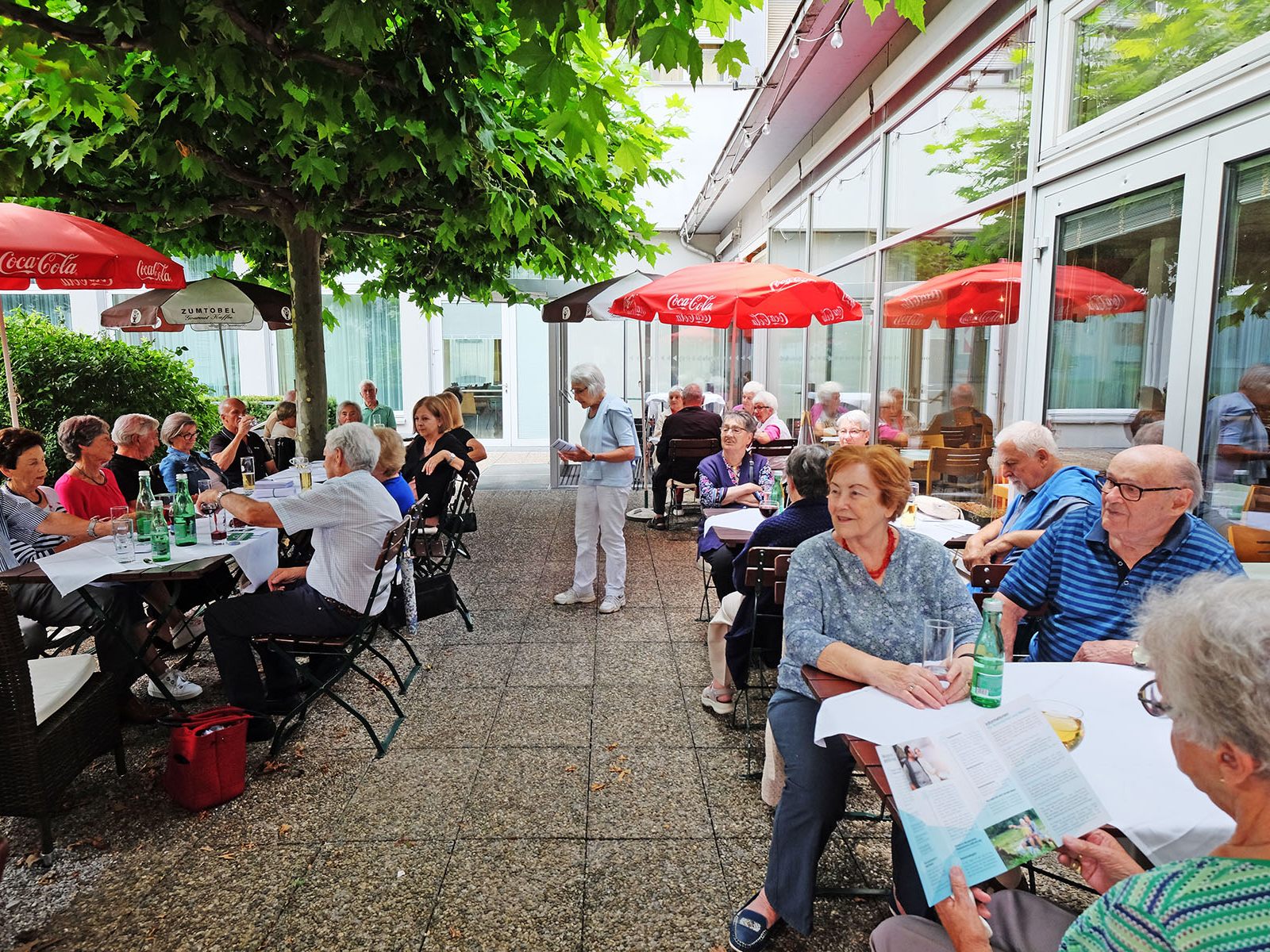 Obfrau Helga Dünser begrüßte die erschienenen Seniorenbund-Mitglieder zum Sommerfest Obfrau Helga Dünser begrüßte die erschienenen Seniorenbund-Mitglieder zum Sommerfest