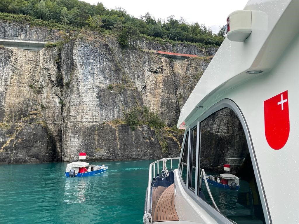 Am Sonntag stürzte ein Fahrzeug rund 45 Meter über eine Felswand in den Vierwaldstättersee.