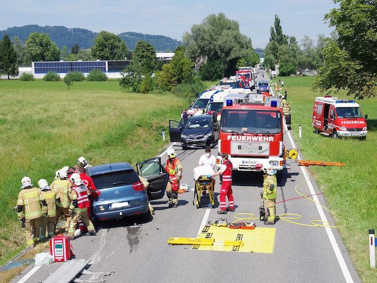 Vier beteiligte Fahrzeuge bedeuteten einen Großeinsatz für Rettung, Polizei und Feuerwehr. Vier beteiligte Fahrzeuge bedeuteten einen Großeinsatz für Rettung, Polizei und Feuerwehr.