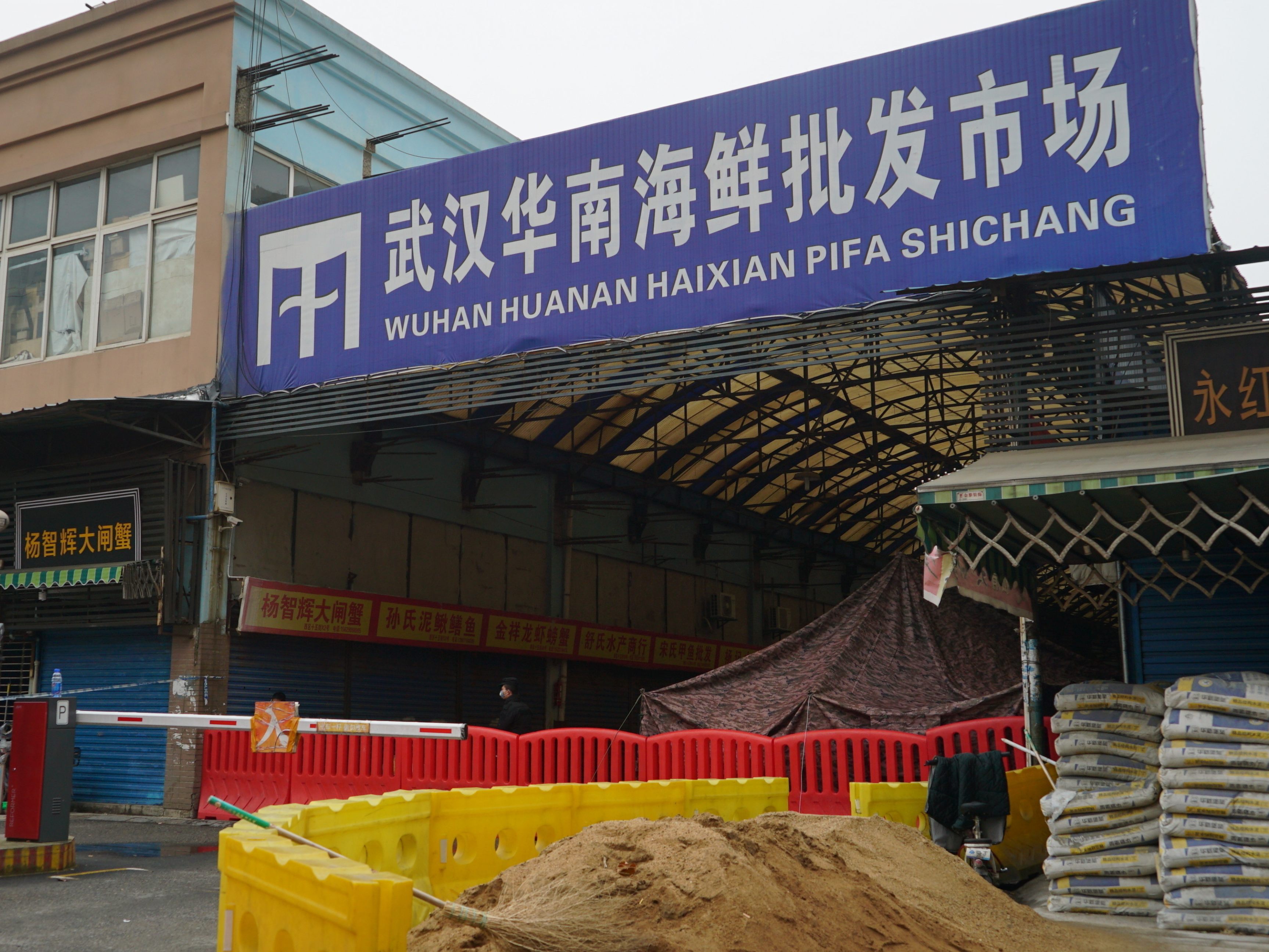 Zwei neue Studien sehen den Tiermarkt in Wuhan als Ausgangspunkt der Coronapandemie Zwei neue Studien sehen den Tiermarkt in Wuhan als Ausgangspunkt der Coronapandemie