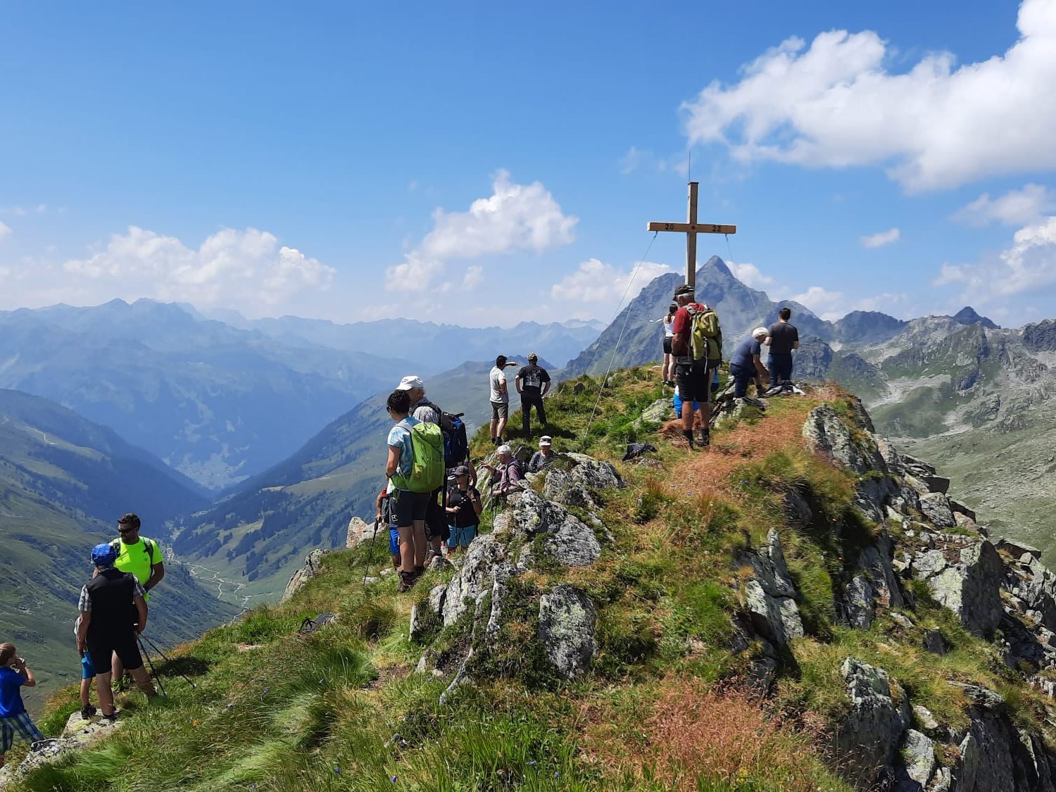 Einweihung des Gipfelkreuzes auf dem Albonakopf