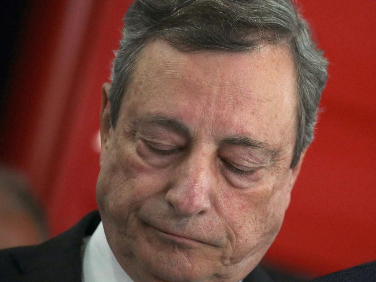 Italiens Staatspräsident Sergio Mattarella (rechts) hat den Rücktritt von Regierungschef Mario Draghi (links) abgelehnt.