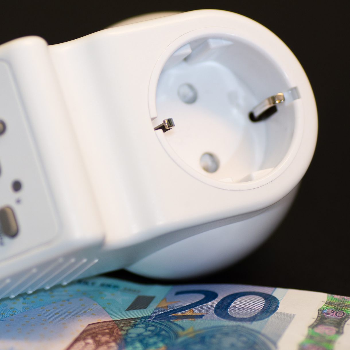 Hier erfahren Sie Tipps, wie Sie ganz einfach im Haushalt Strom sparen können.