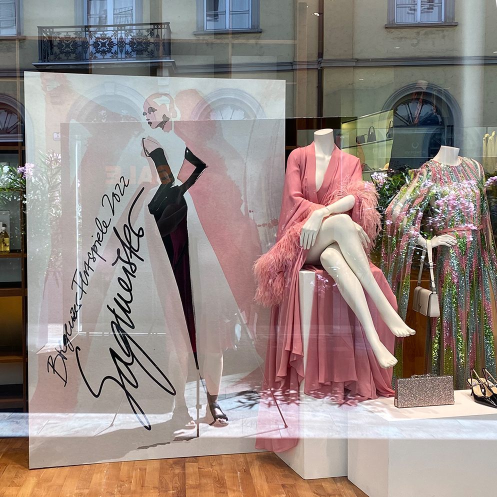 Auch die Schaufenster der Geschäfte passen zum Festspiel-Thema.