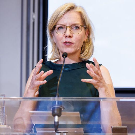 Energieministerin Leonore Gewessler spricht zum Thema "Mehr Tempo für die Energiewende" am Montag um 11 Uhr im Live-Stream.