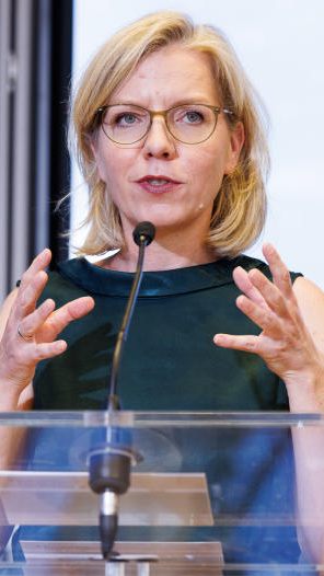 Energieministerin Leonore Gewessler spricht zum Thema "Mehr Tempo für die Energiewende" am Montag um 11 Uhr im Live-Stream.
