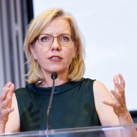 Energieministerin Leonore Gewessler (Grüne) erteilt den Rufen nach einem Tempolimit aufgrund der Teuerung eine Absage.