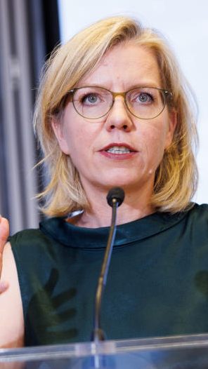 Energieministerin Leonore Gewessler (Grüne) erteilt den Rufen nach einem Tempolimit aufgrund der Teuerung eine Absage.