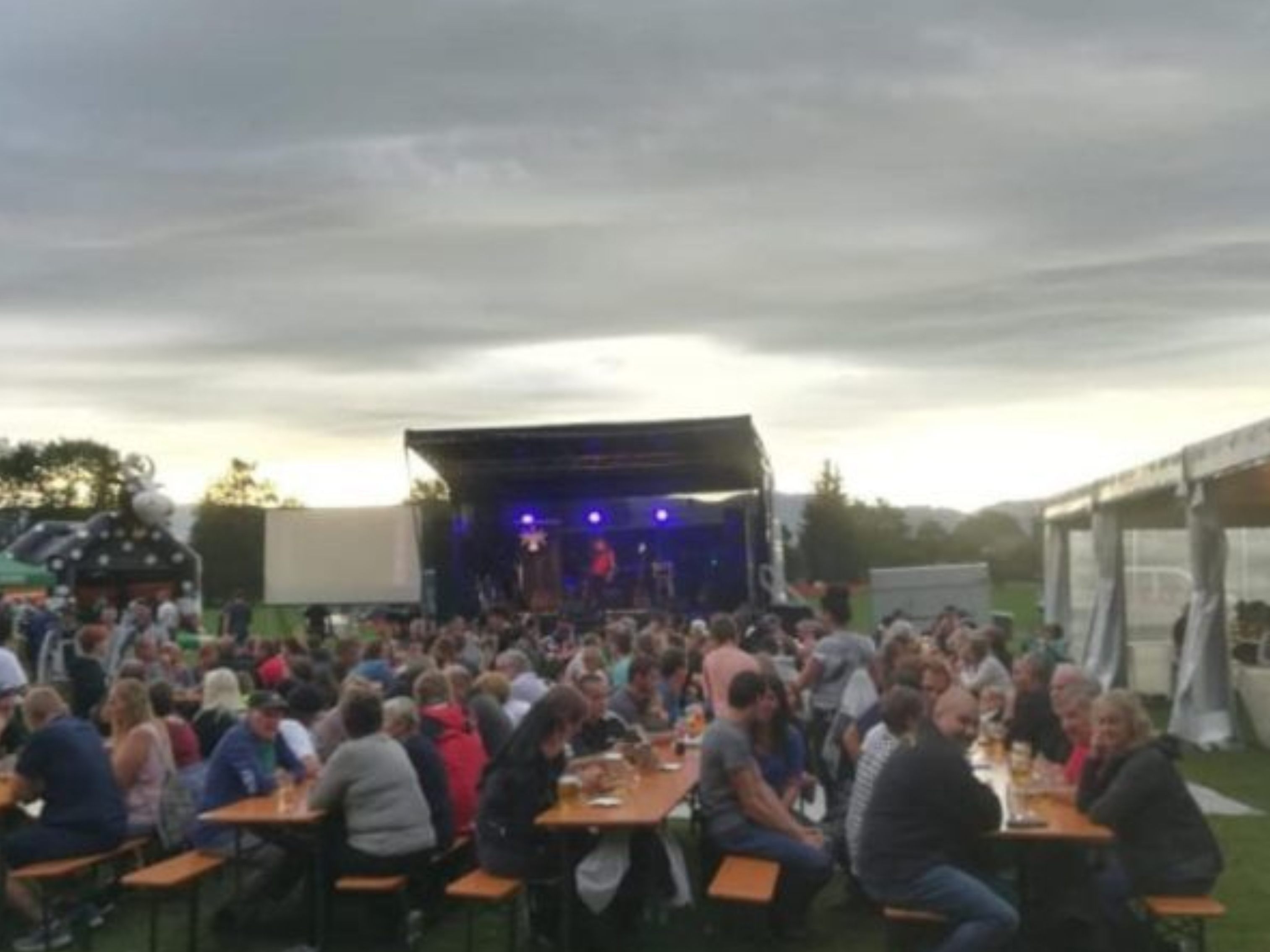 Der Funkenplatz im Schwefel verwandelt sich zum Dämmerschoppen der Galgenbrüder wieder zu einer Festwiese für Jung und Alt