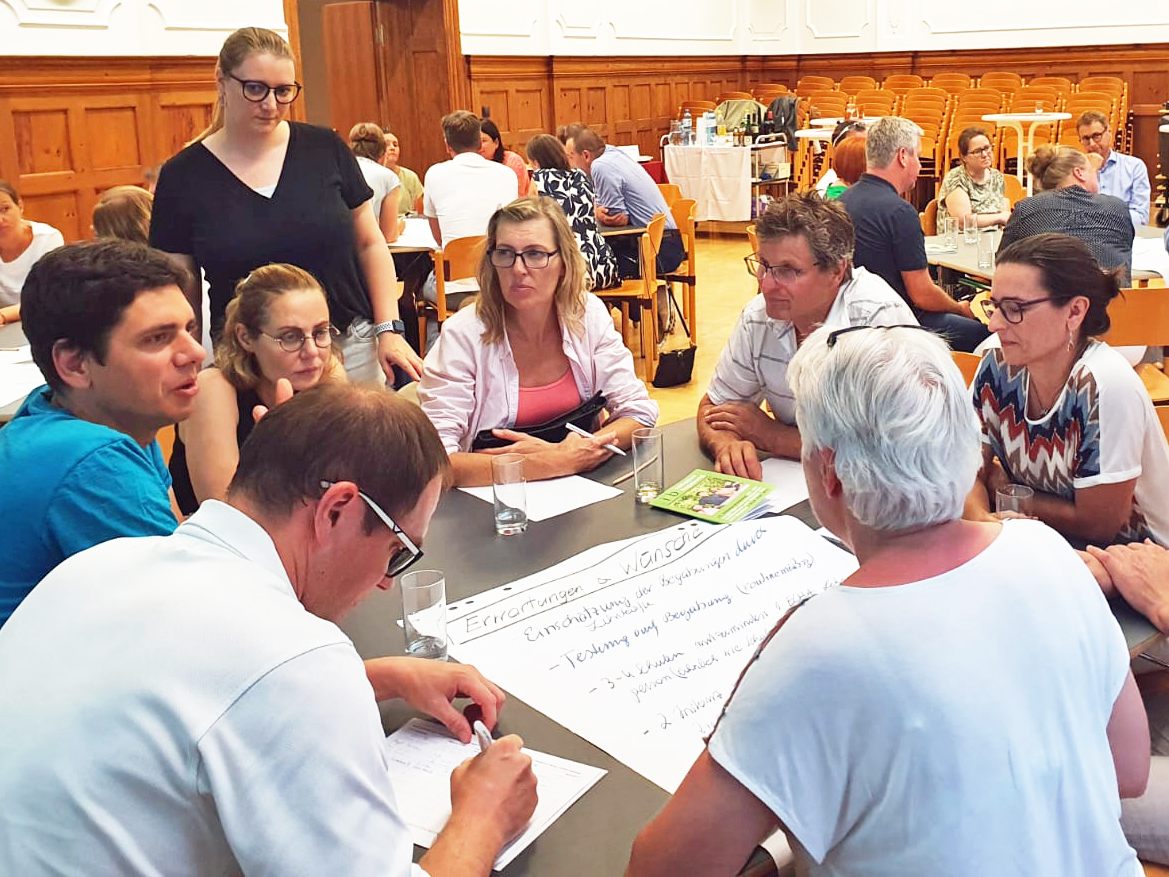 Die Eltern diskutierten im Rahmen eines World Cafés an vier Tischen mit unterschiedlichen Themenschwerpunkten. Die Eltern diskutierten im Rahmen eines World Cafés an vier Tischen mit unterschiedlichen Themenschwerpunkten.