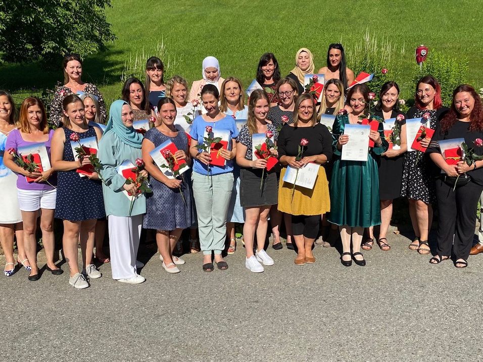 Zertifikatsverleihung an 28 neue Kinderbetreuerinnen.