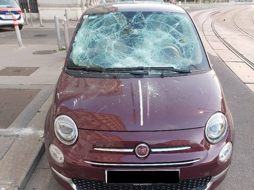 Der Mann zerstörte das geparkte Auto in Wien-Wieden mit einem Schirmständer. Der Mann zerstörte das geparkte Auto in Wien-Wieden mit einem Schirmständer.