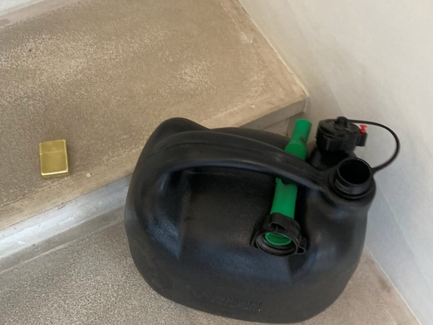 In einem Büro in Wien-Mariahilf überschüttete sich ein Mann mit Benzin und drohte sich anzuzünden. In einem Büro in Wien-Mariahilf überschüttete sich ein Mann mit Benzin und drohte sich anzuzünden.