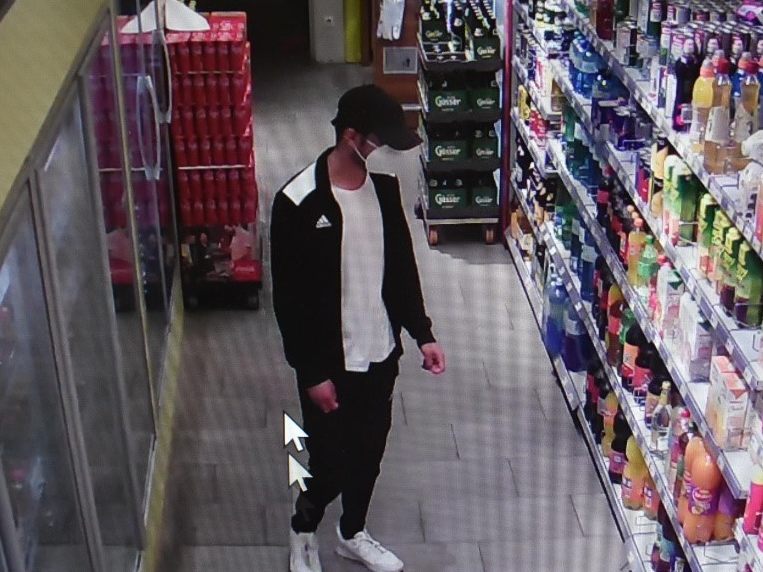 Nach einem Tankstellenraub in Wien-Liesing läuft die Fahndung nach dem Täter. Nach einem Tankstellenraub in Wien-Liesing läuft die Fahndung nach dem Täter.