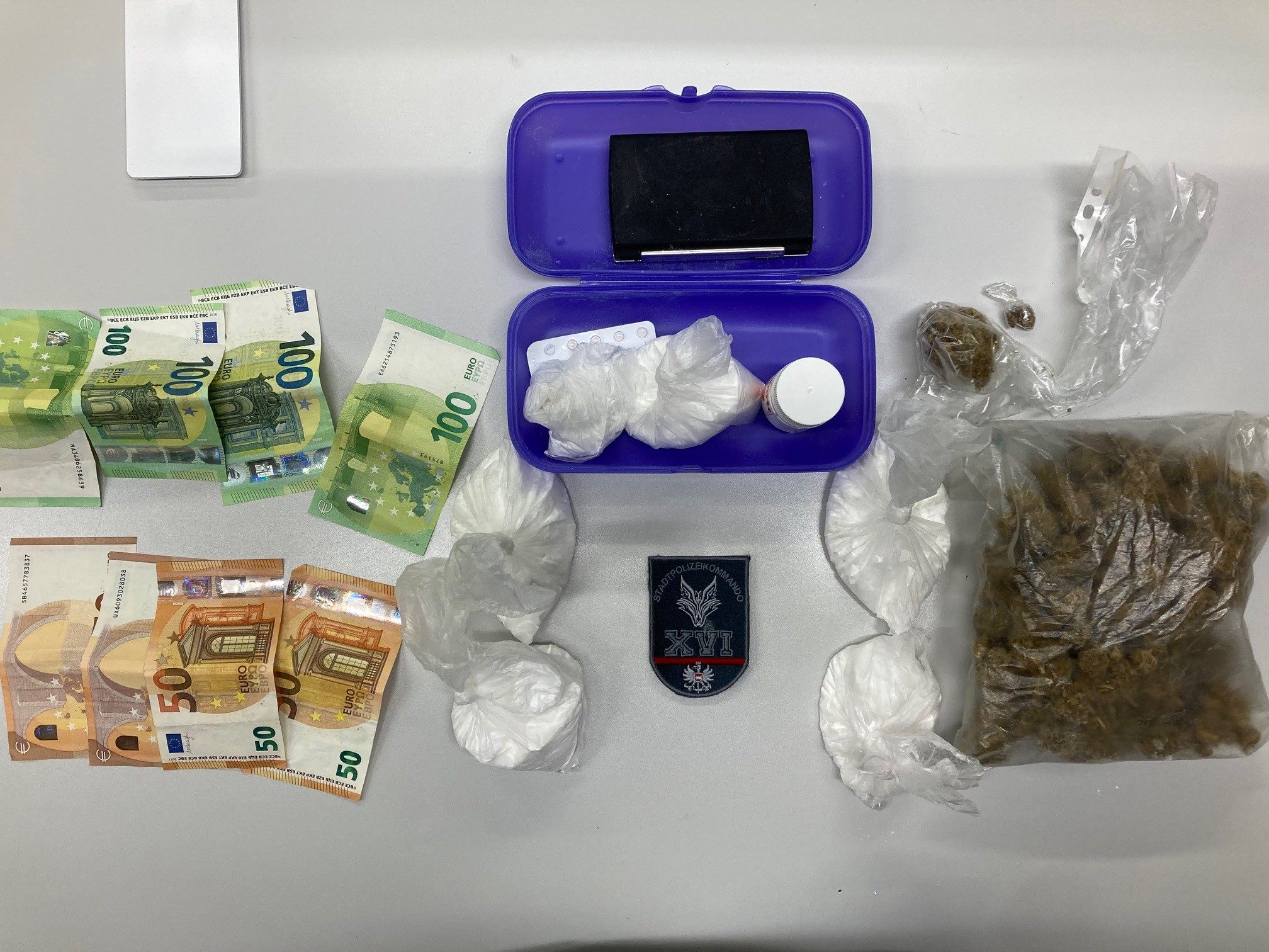 Bei einer Verkehrskontrolle in Wien-Ottakring fand die Polizei in einem Fahrzeug zahlreiche Drogen. Bei einer Verkehrskontrolle in Wien-Ottakring fand die Polizei in einem Fahrzeug zahlreiche Drogen.